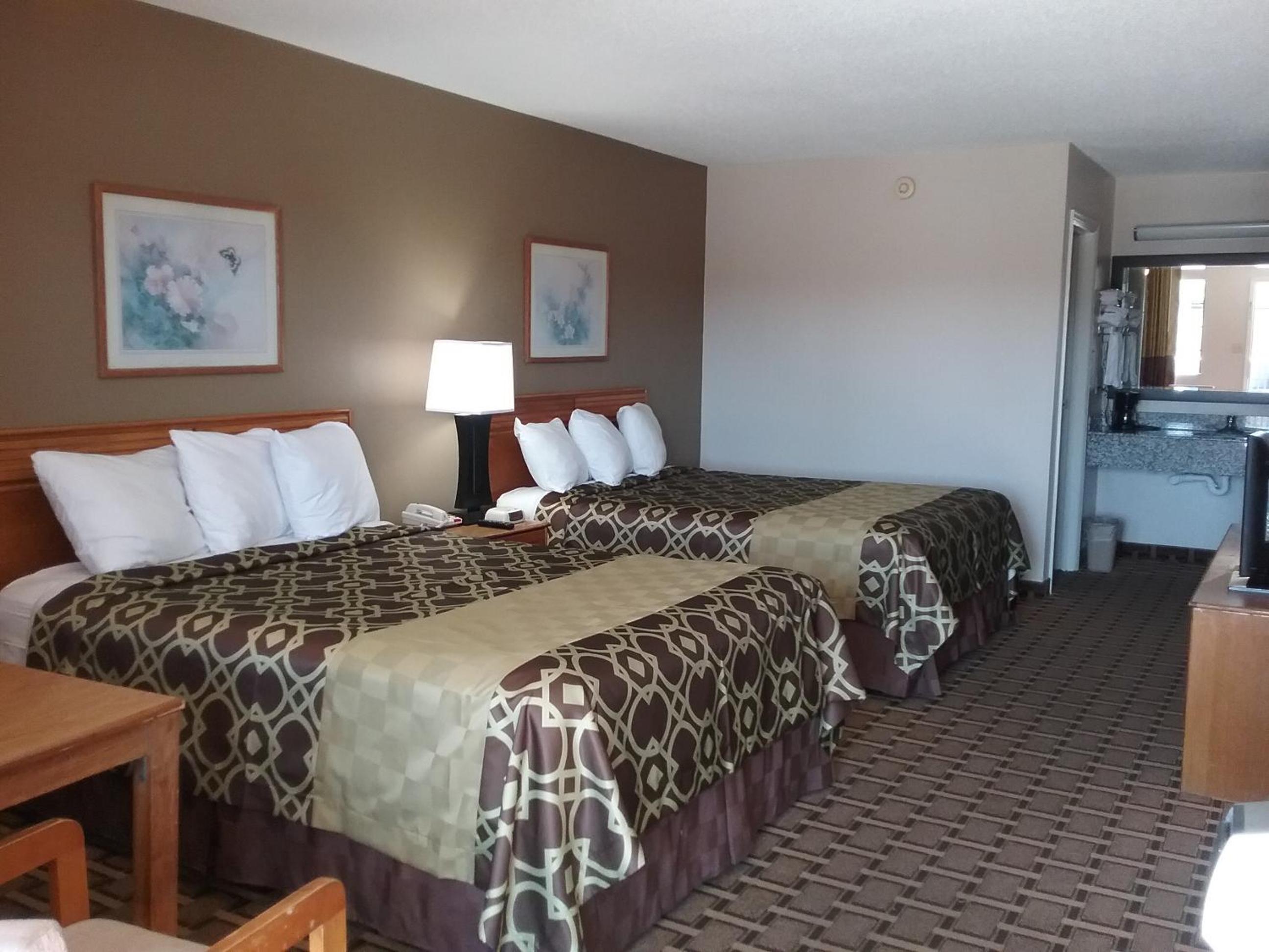 Queen Room with Two Queen Beds - Non-Smoking - Photo 1