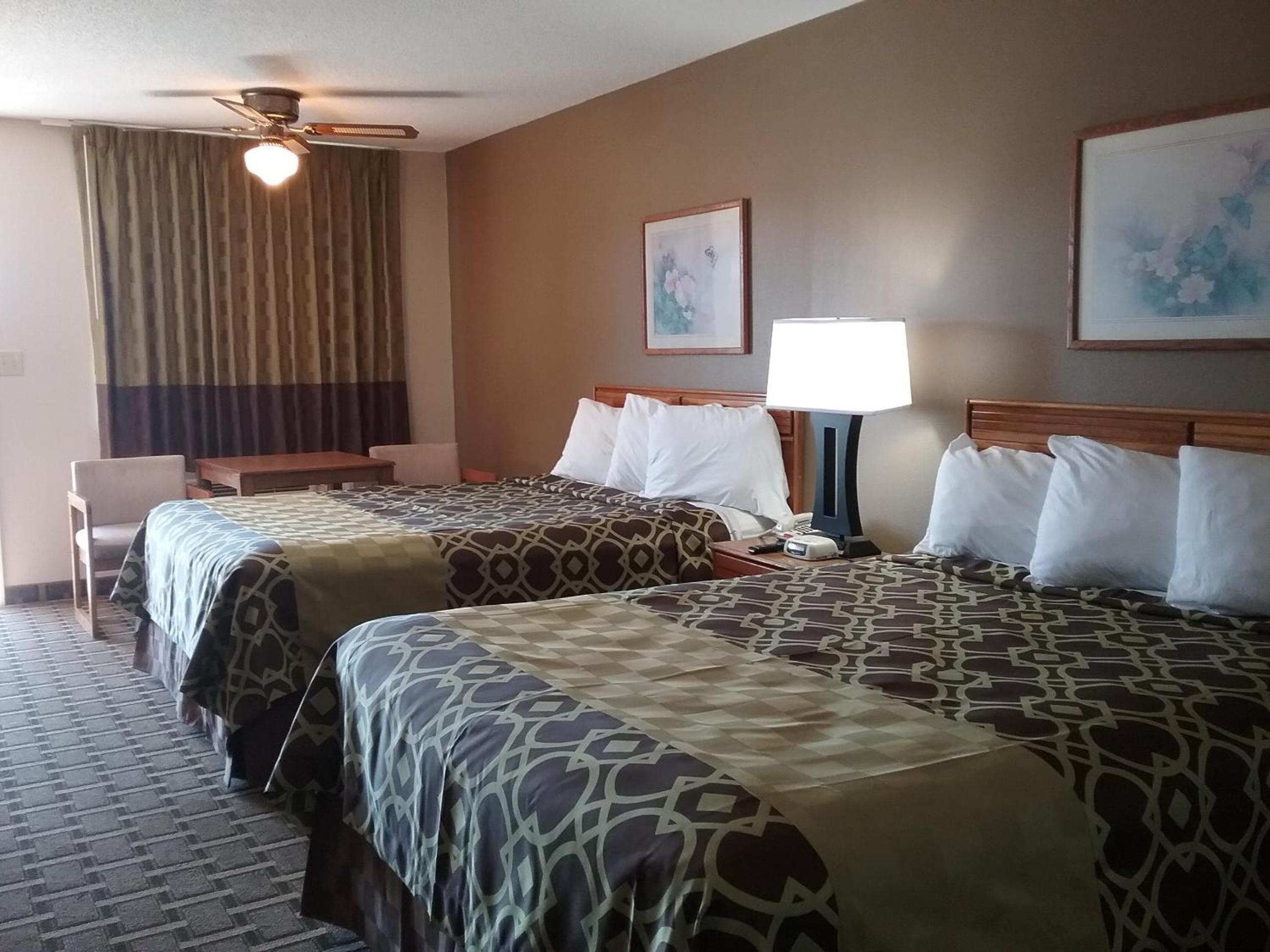 Queen Room with Two Queen Beds - Non-Smoking - Photo 4