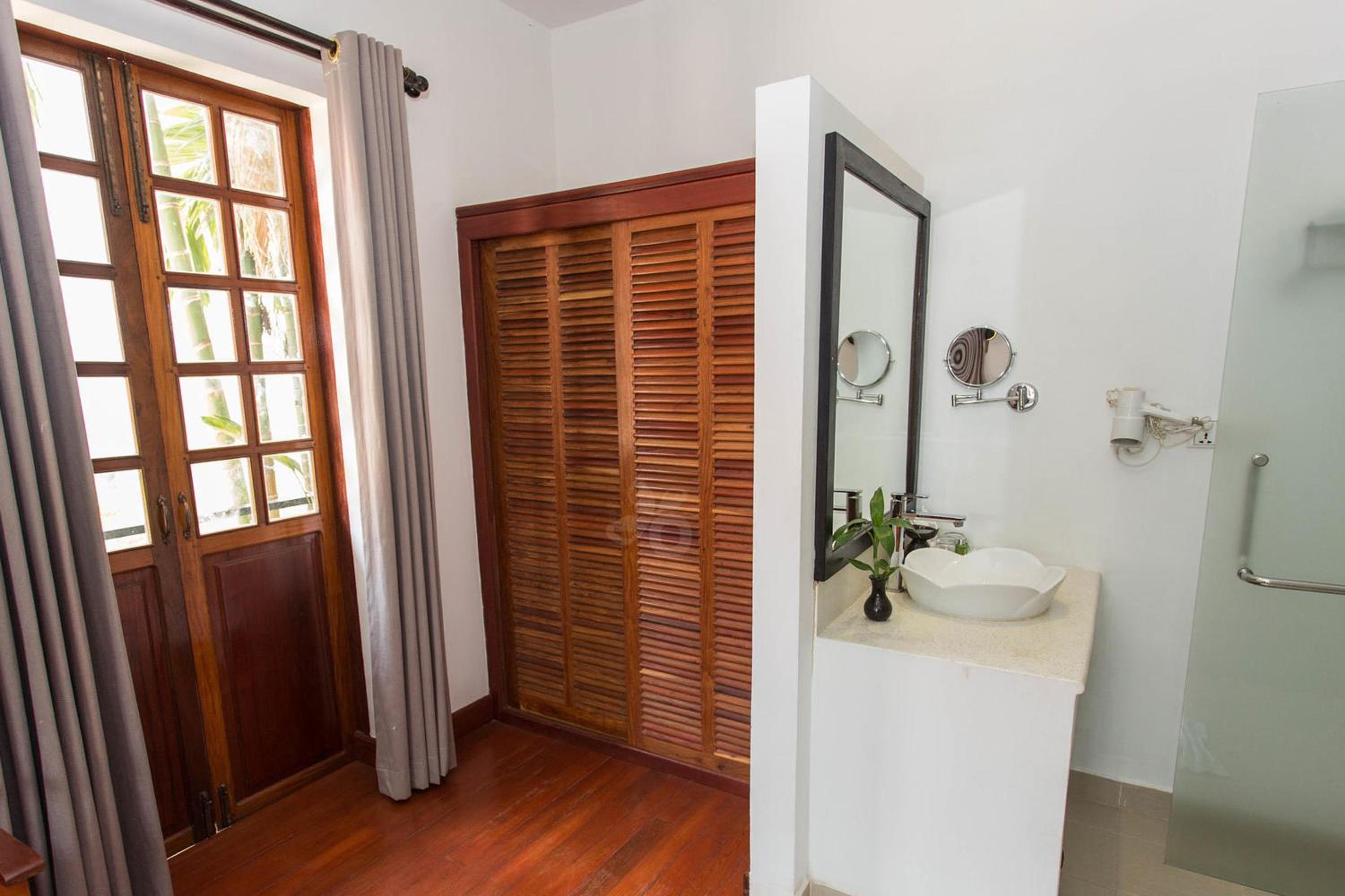 Super Deluxe Double Room with Balcony - Photo 12