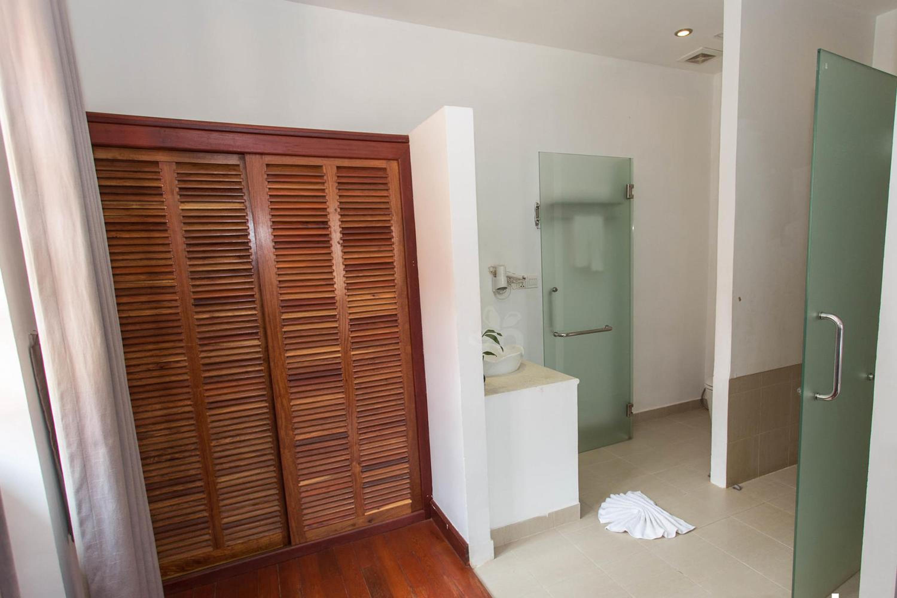 Super Deluxe Double Room with Balcony - Photo 13