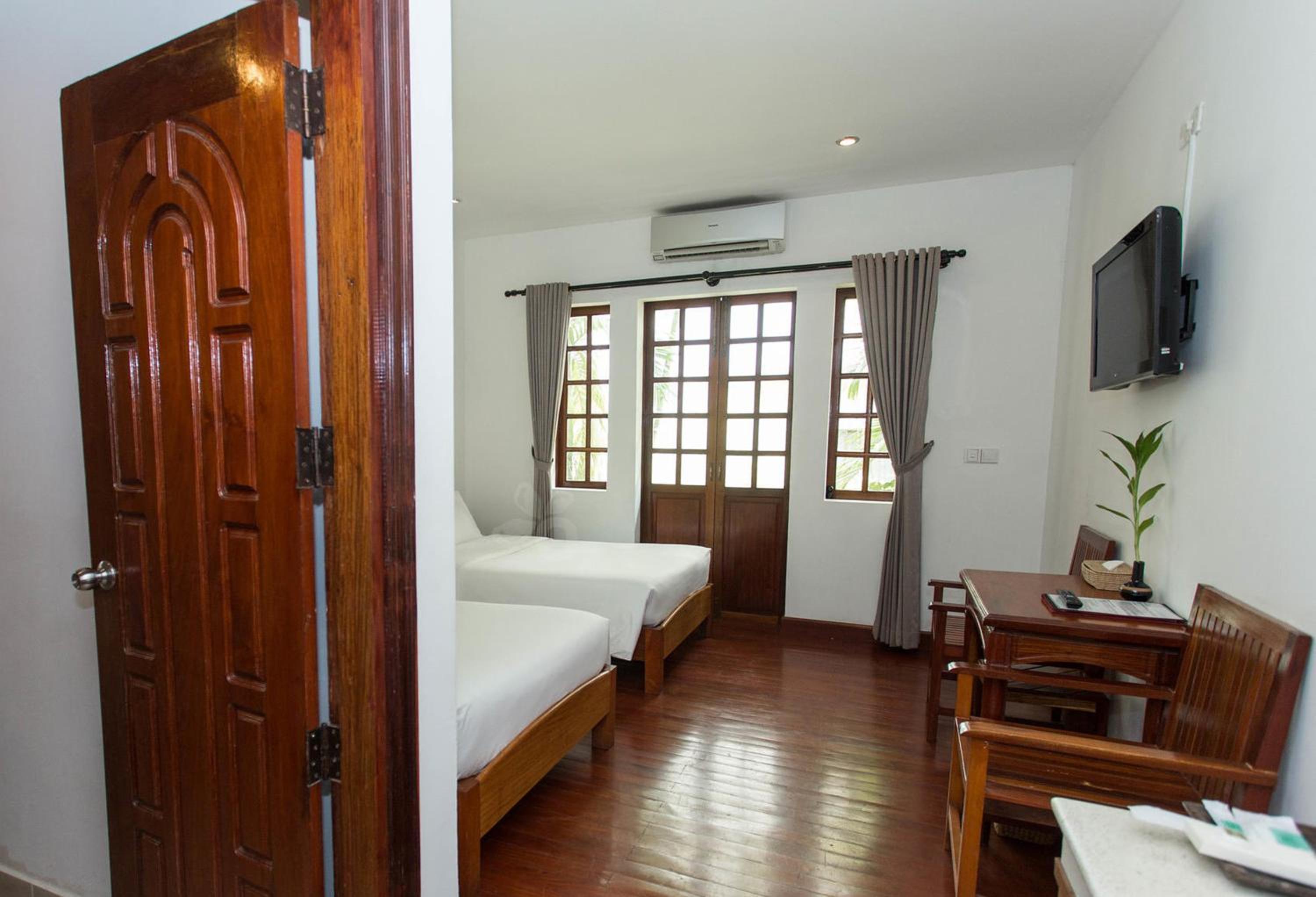 Deluxe Twin Room with Balcony - Photo 8
