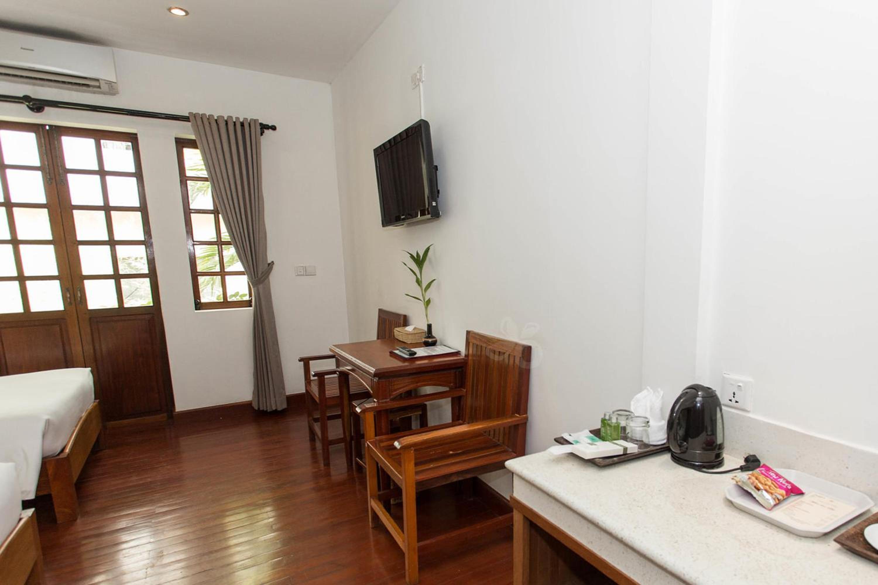 Deluxe Twin Room with Balcony - Photo 11