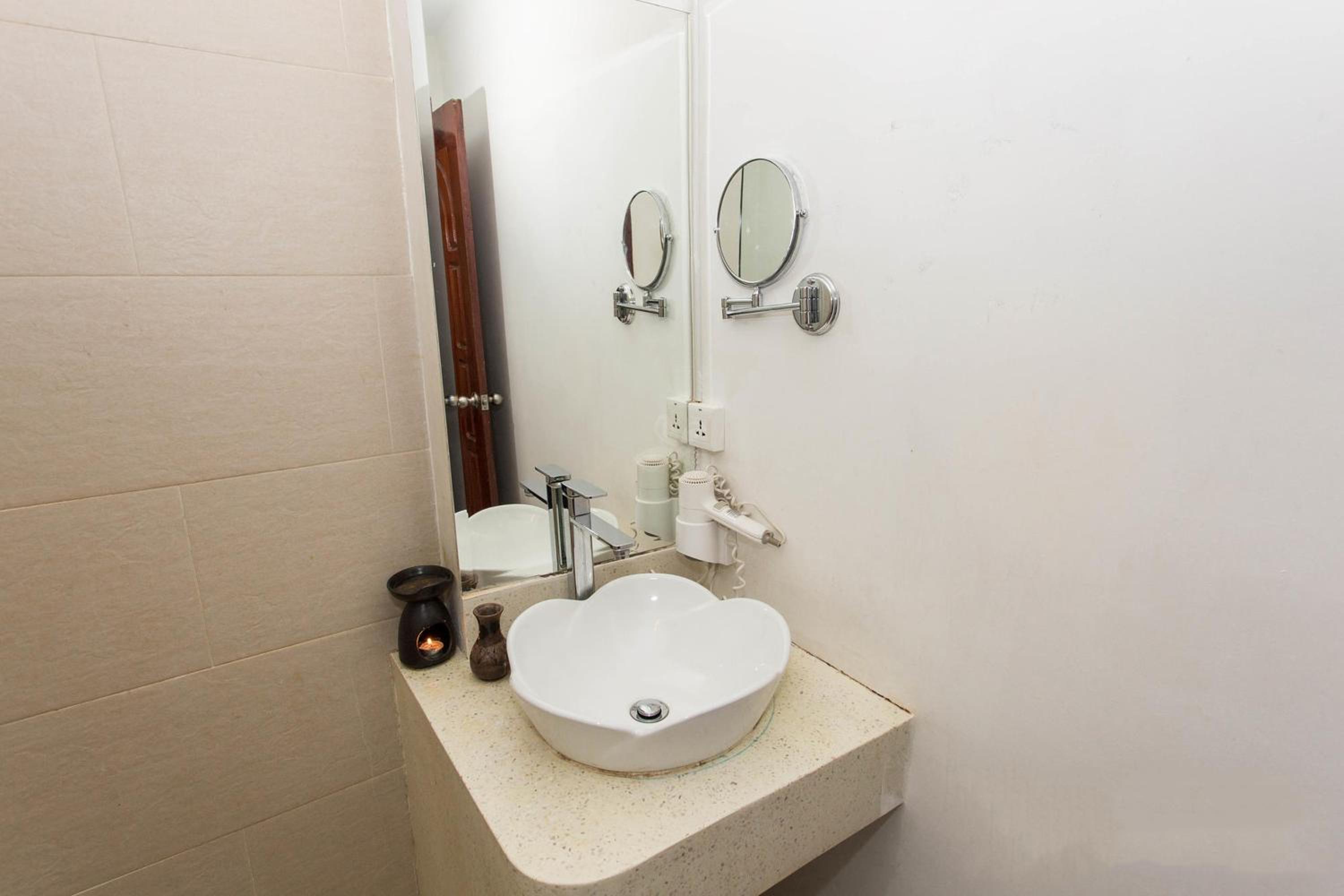 Deluxe Twin Room with Balcony - Photo 14