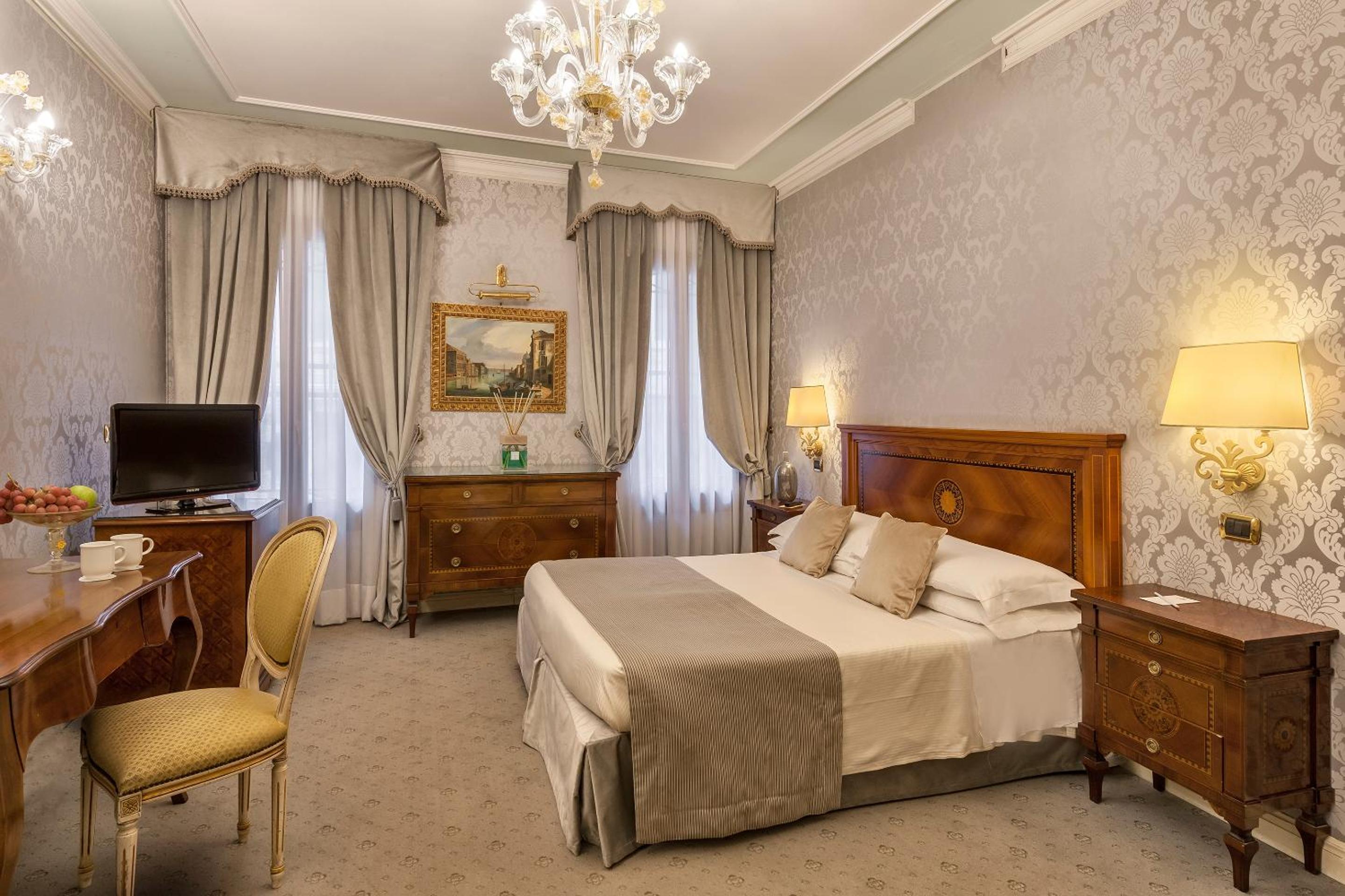 Double or Twin Room with Canal View photo 1