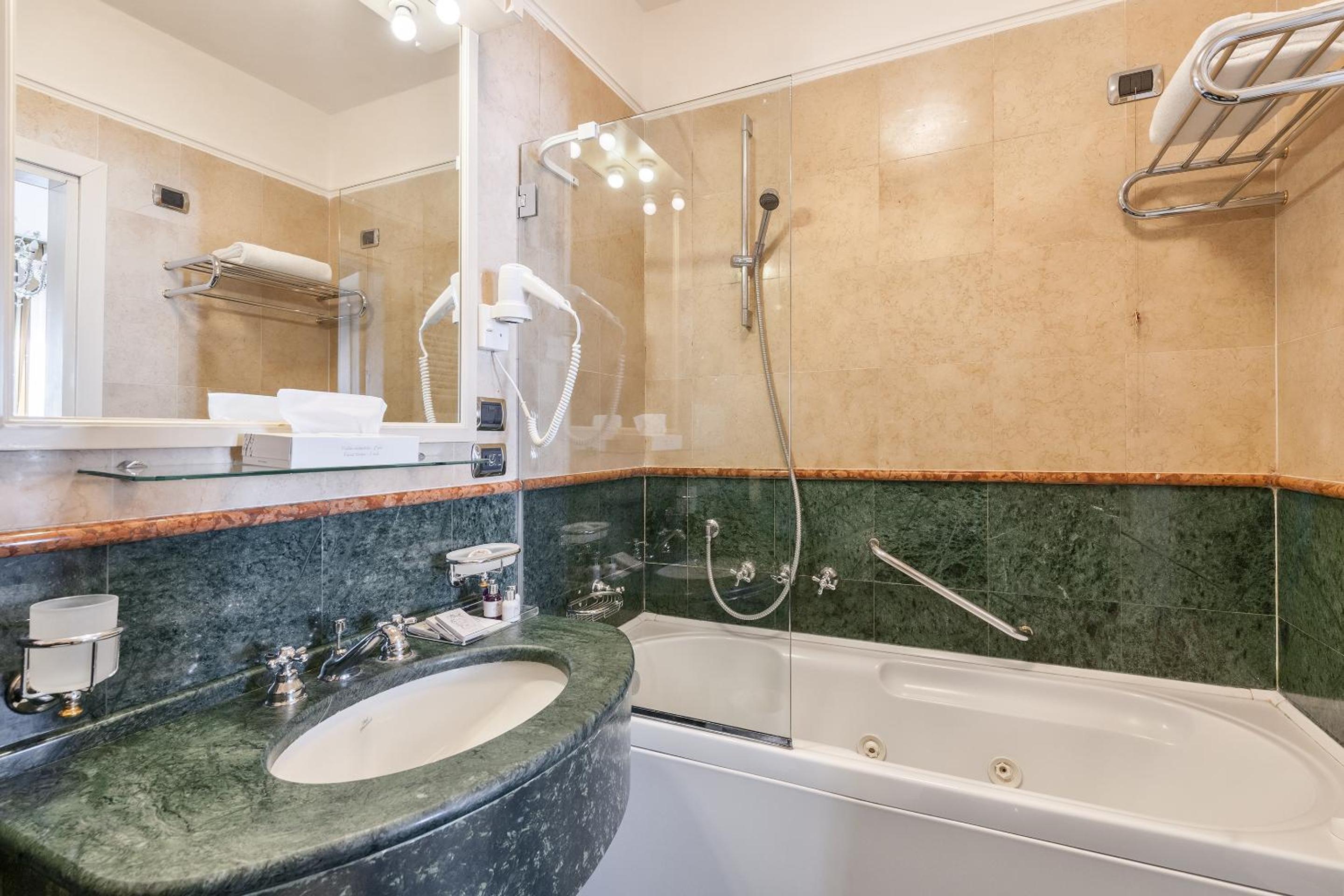 Superior Double Room with Canal View photo 3