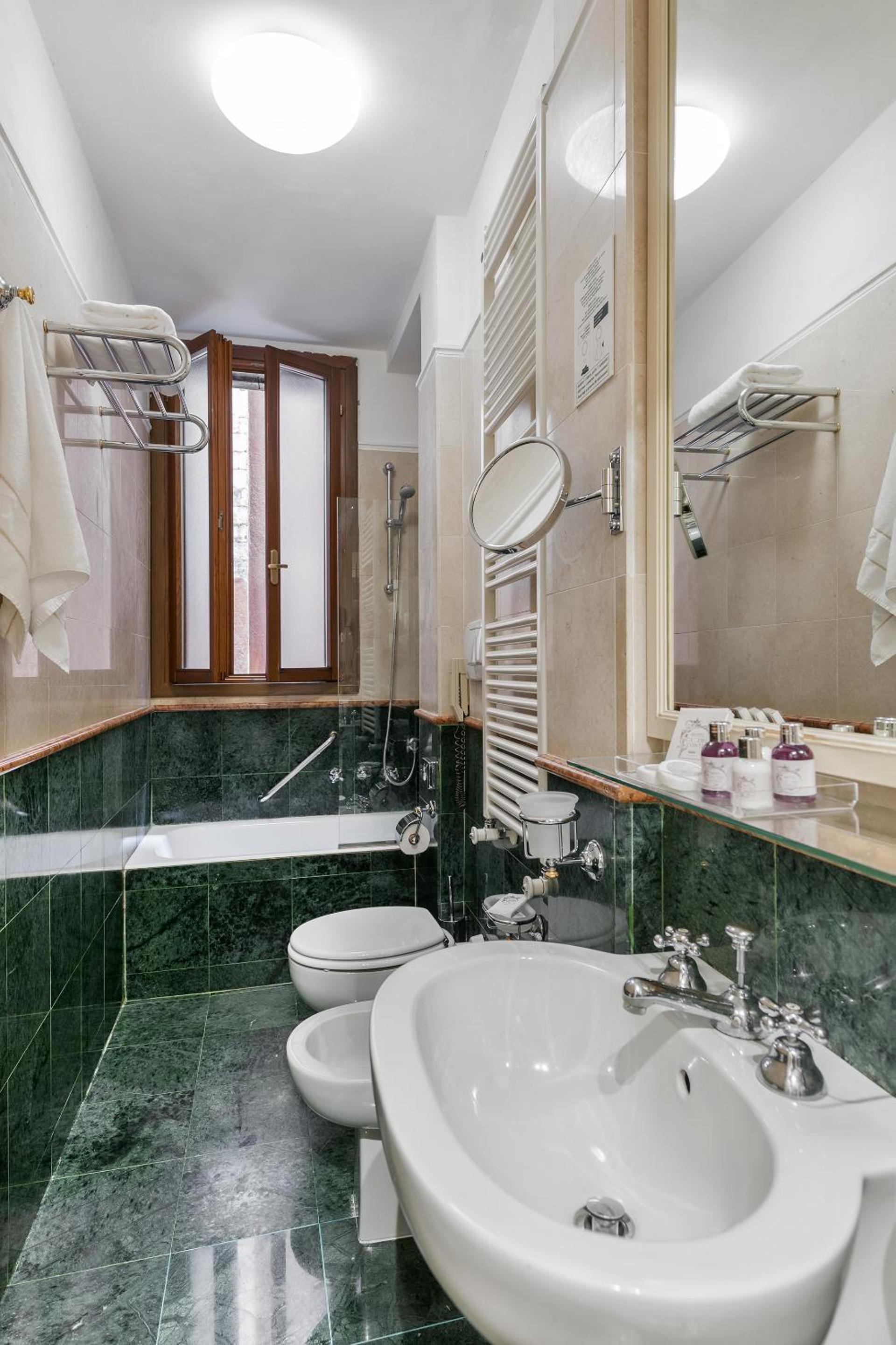 Classic Double or Twin Room photo 2