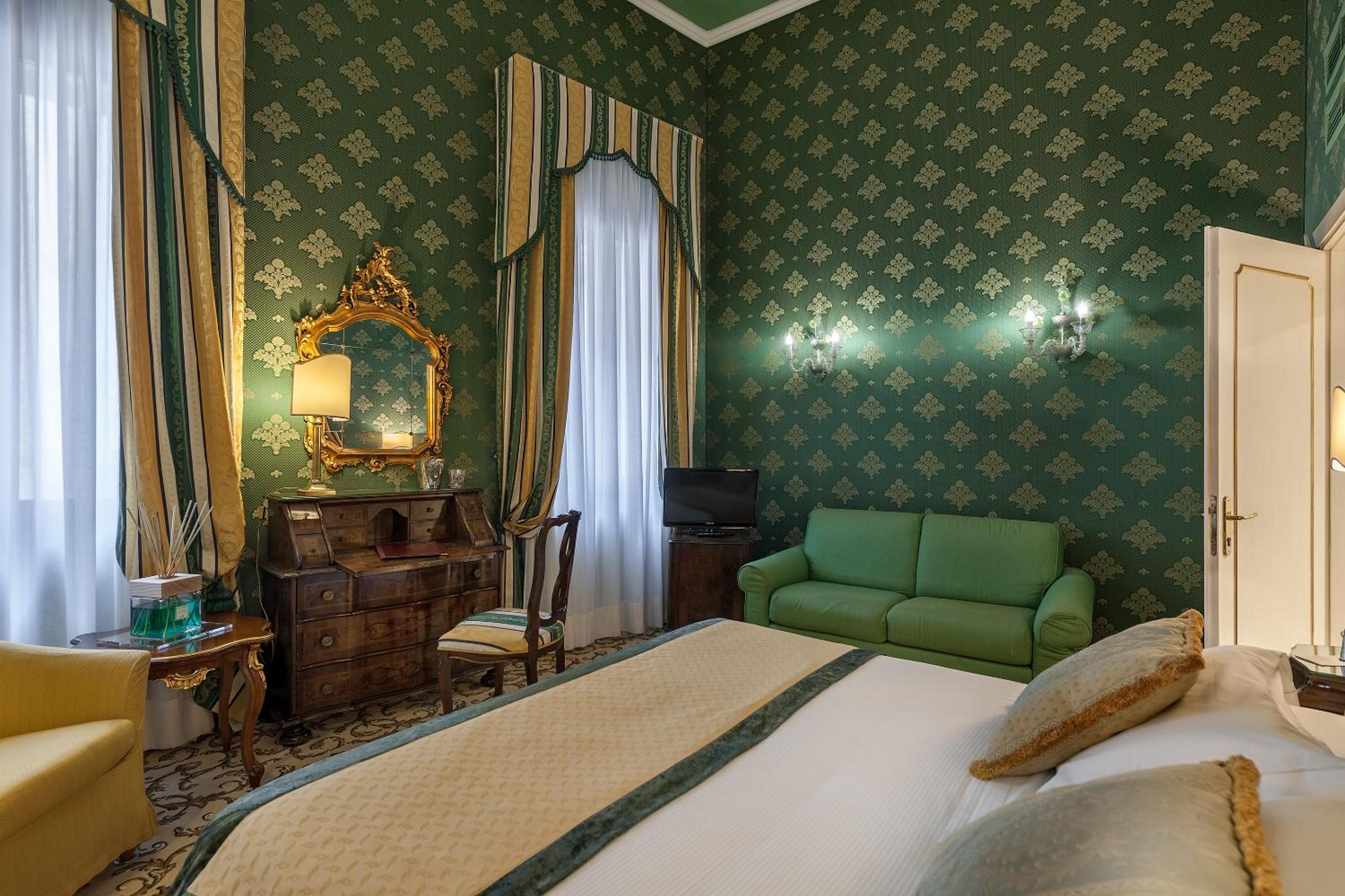 Superior Double Room with Canal View photo 2
