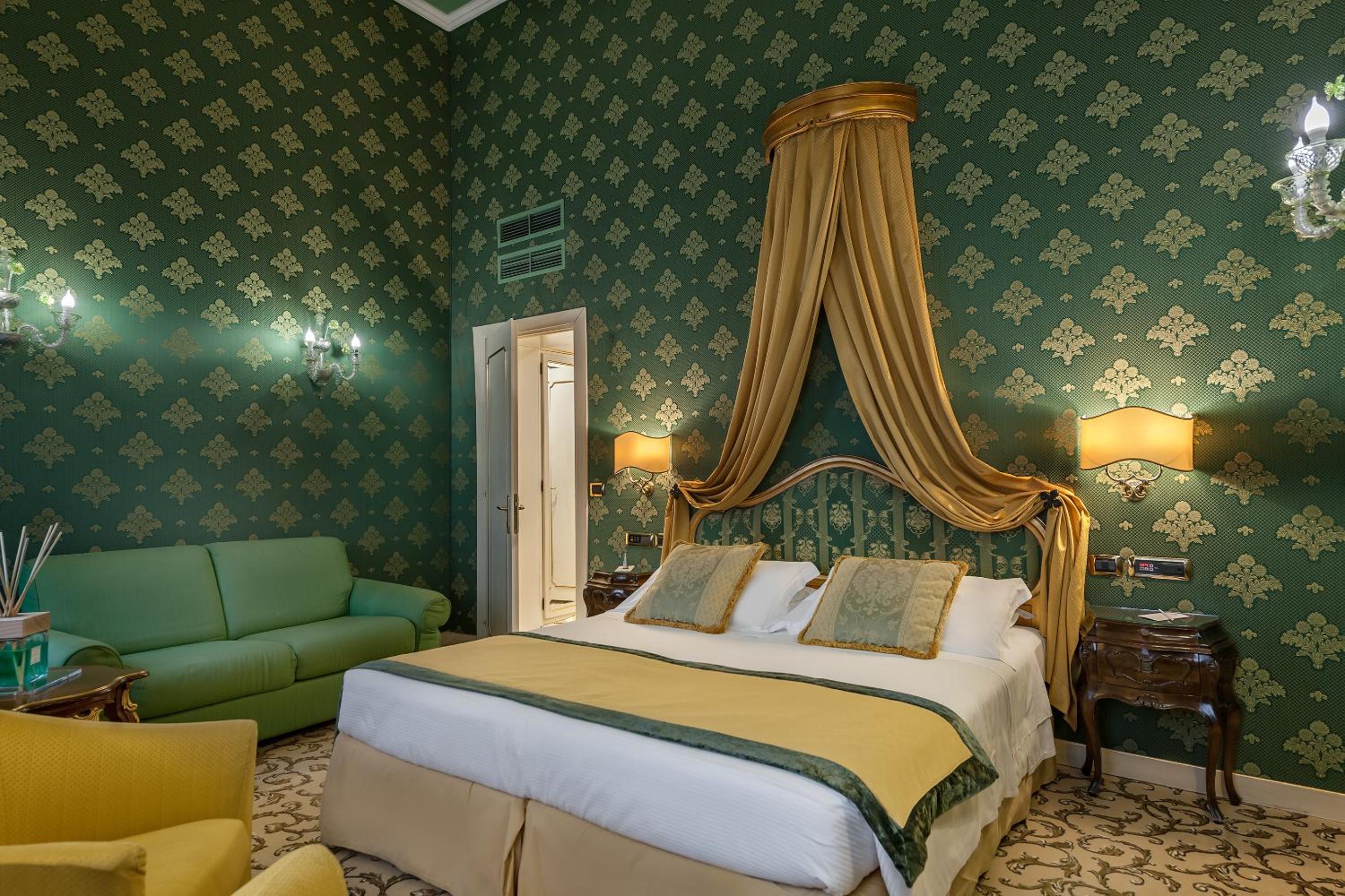 Double or Twin Room with Canal View photo 2