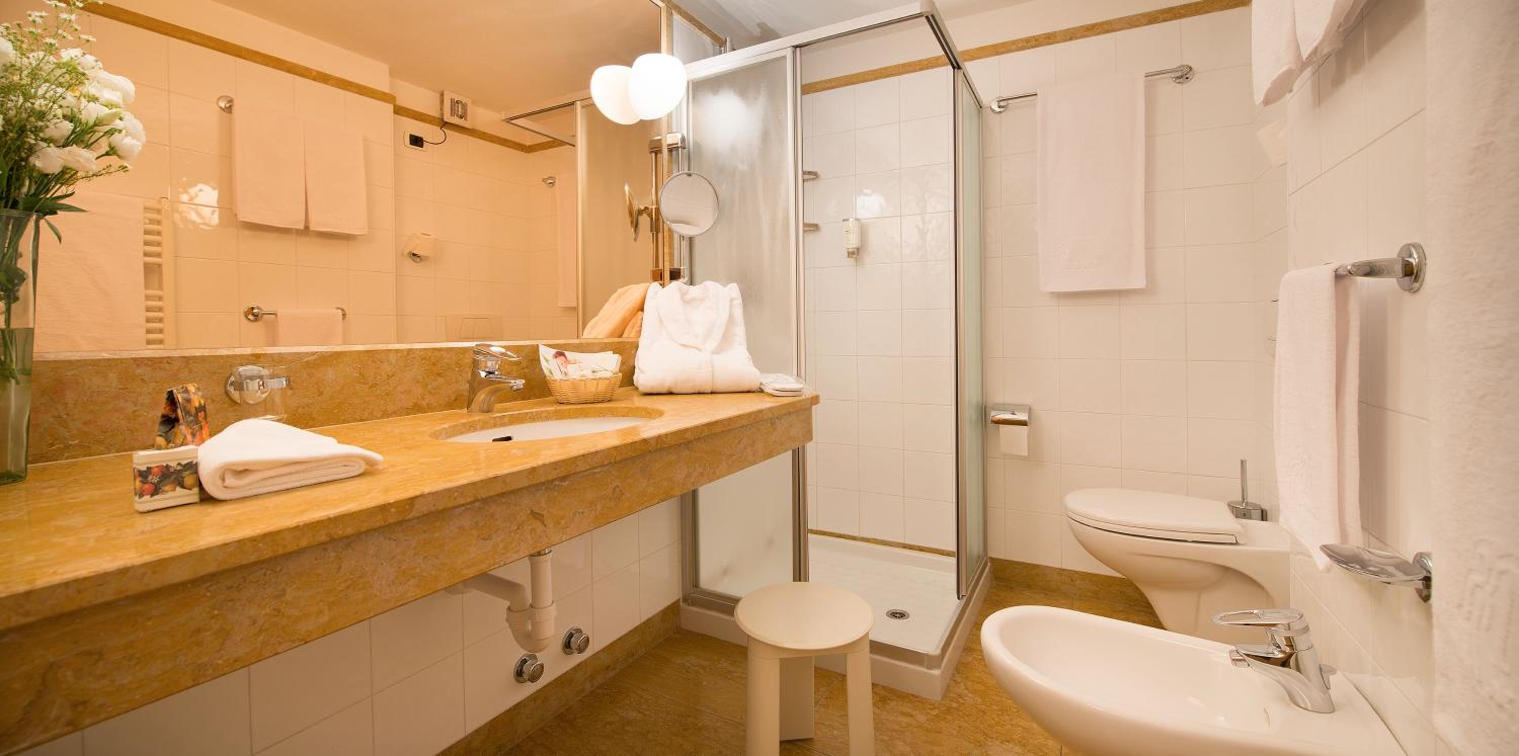 Family Suite (2 Adults + 2 Children) - Photo 2