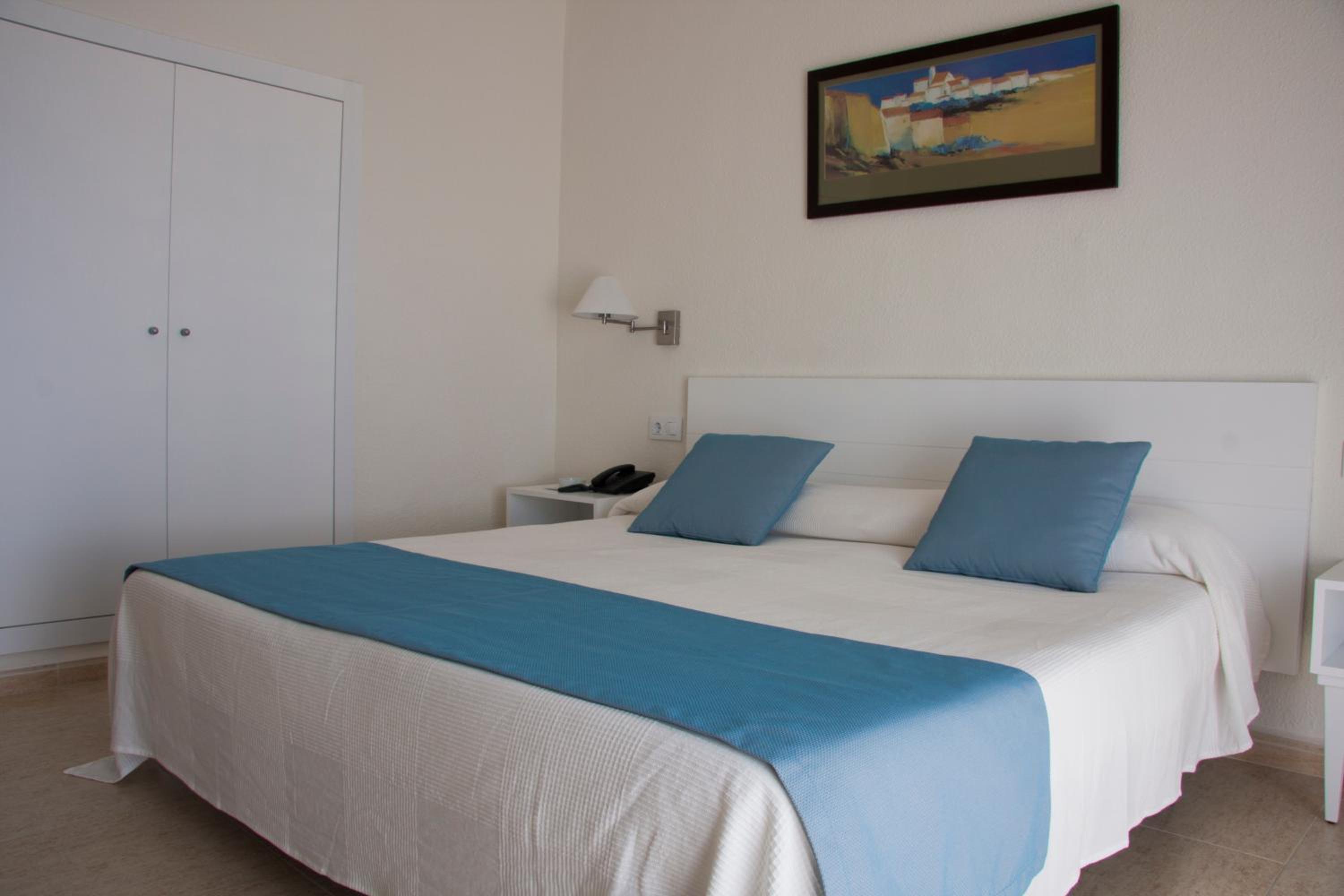 Double or Twin Room with Pool View - Photo 3