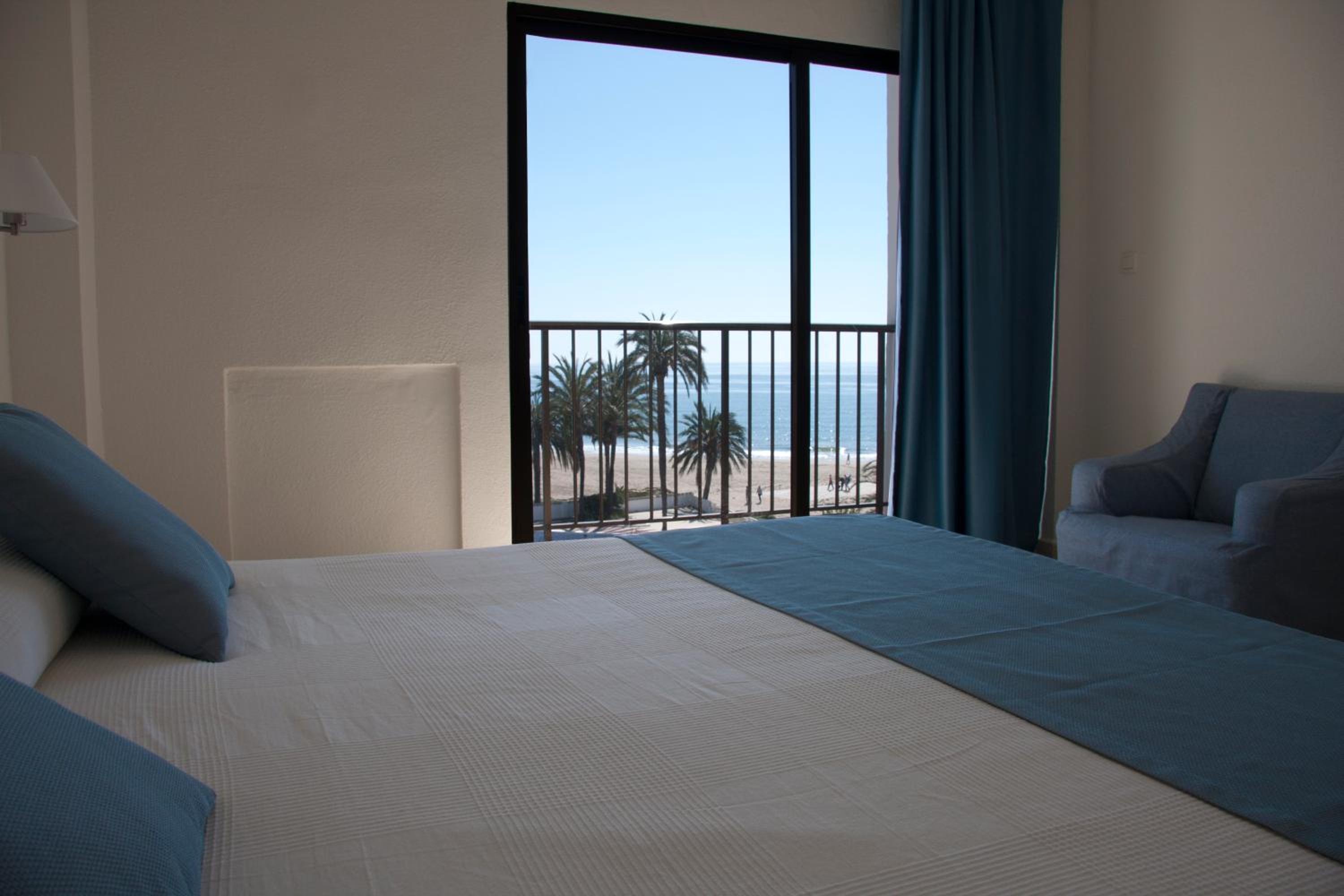 Double or Twin Room with Pool View - Photo 4