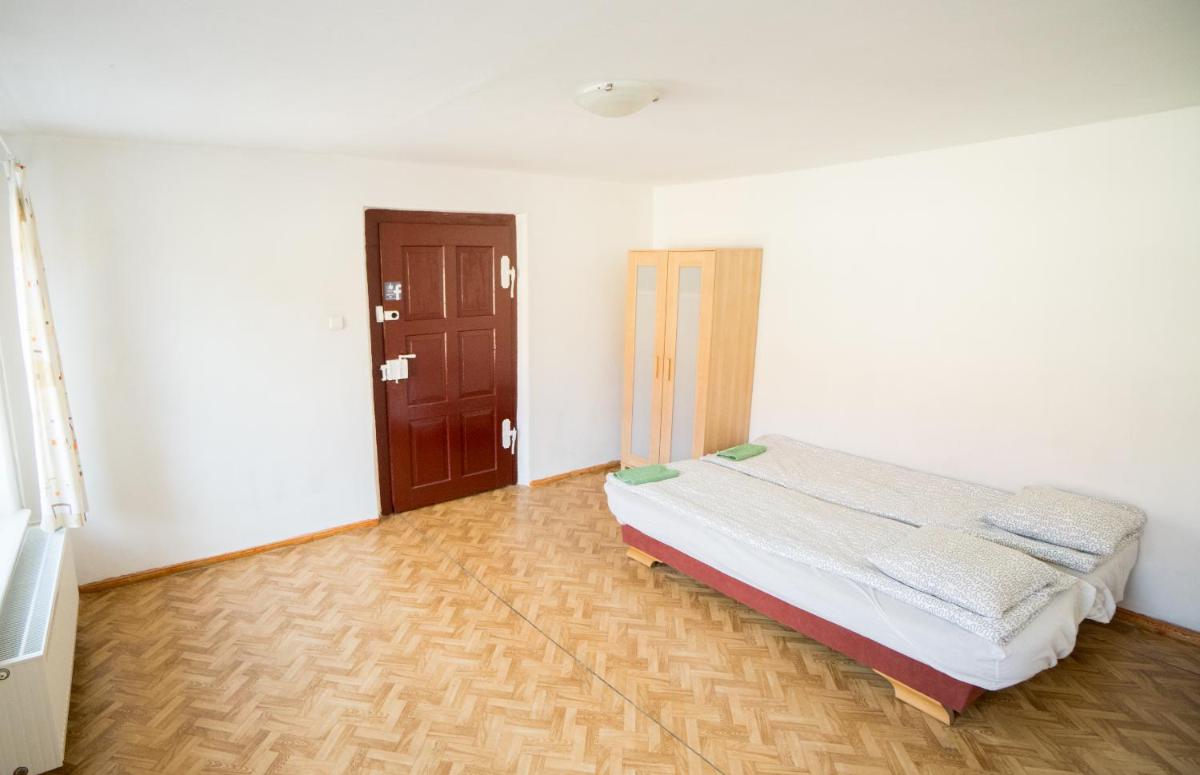 Basic Triple Room with Shared Bathroom photo 2