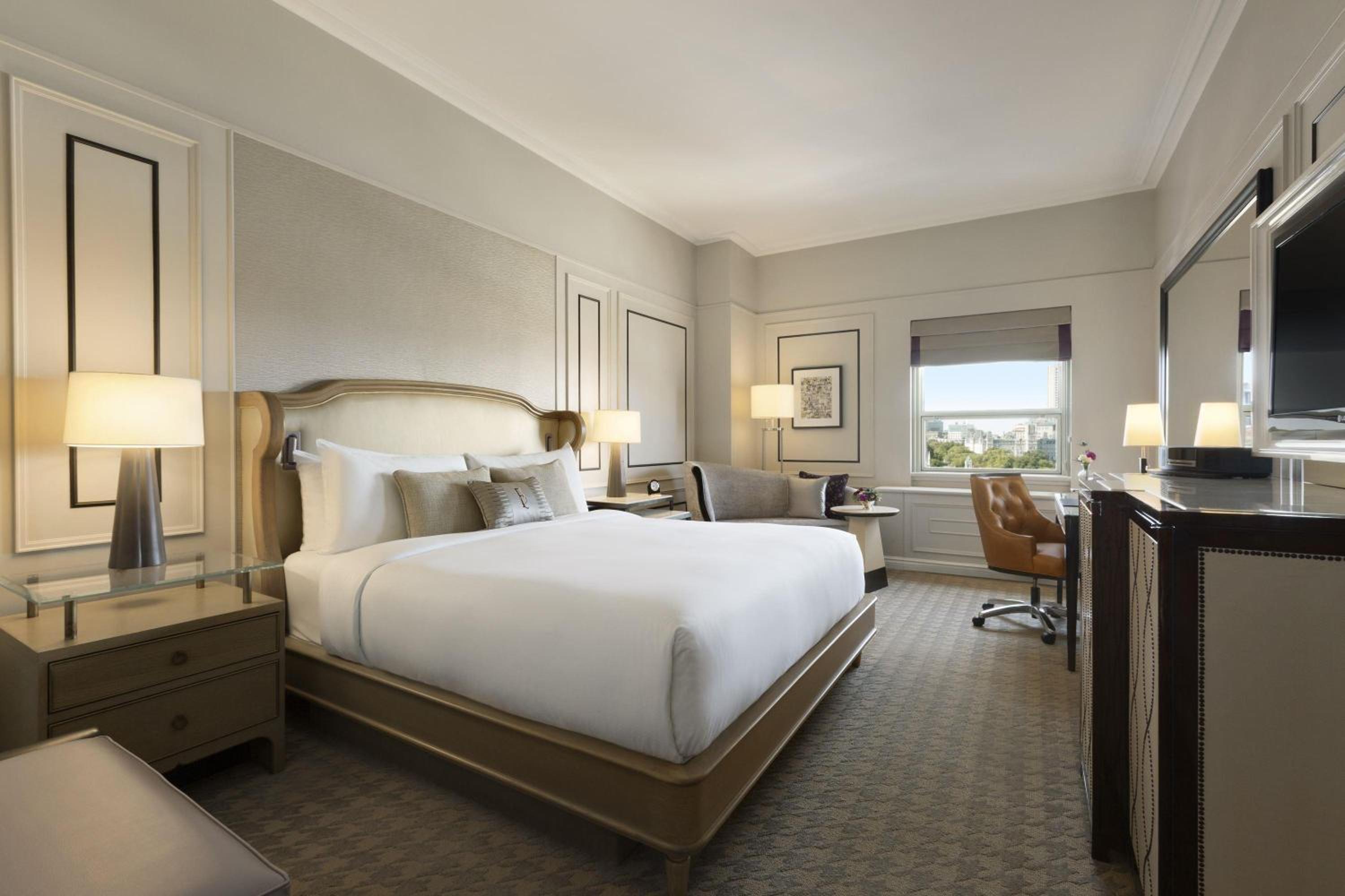 Fairmont Gold City View King Room - Photo 7