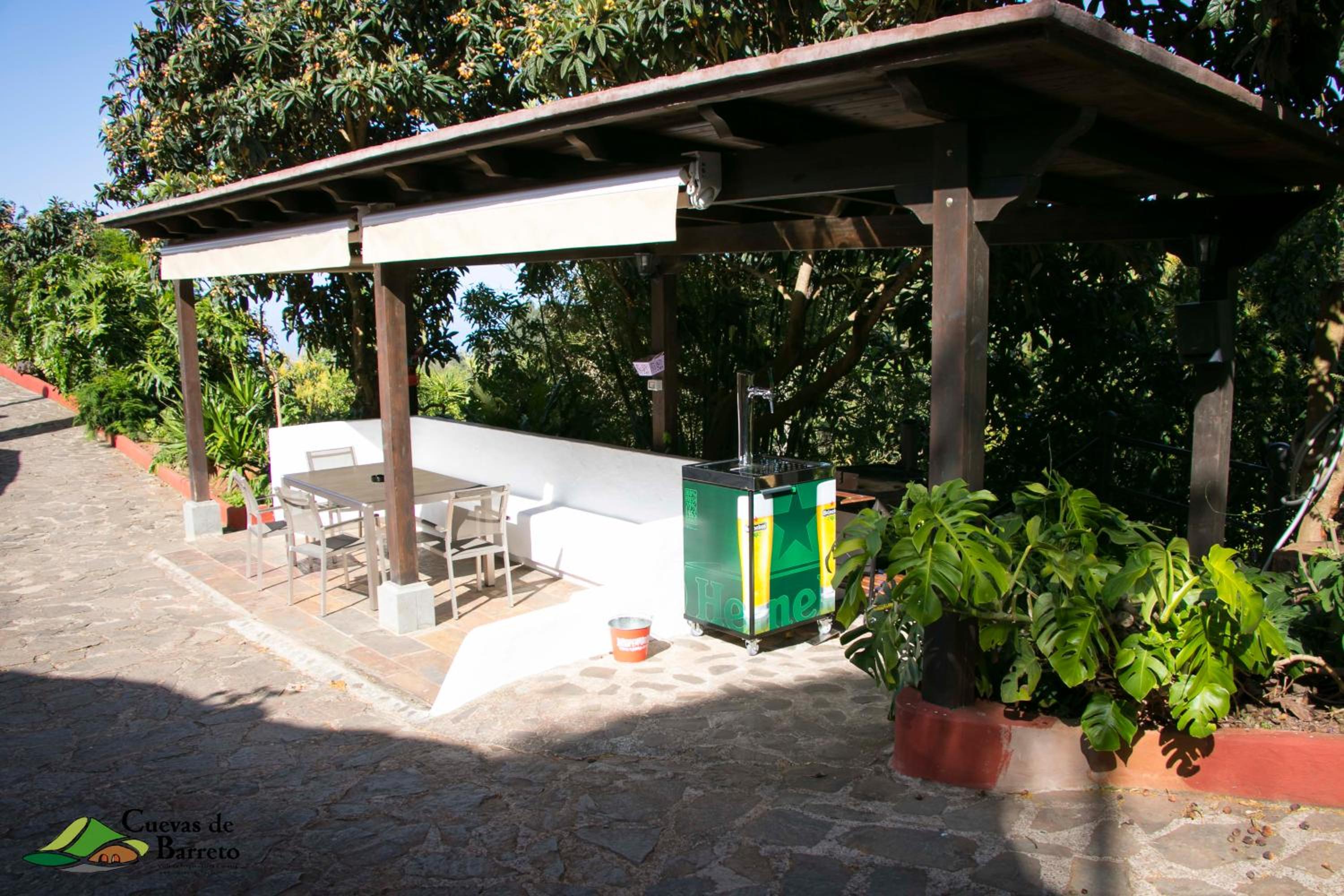 Six-Bedroom House photo 2