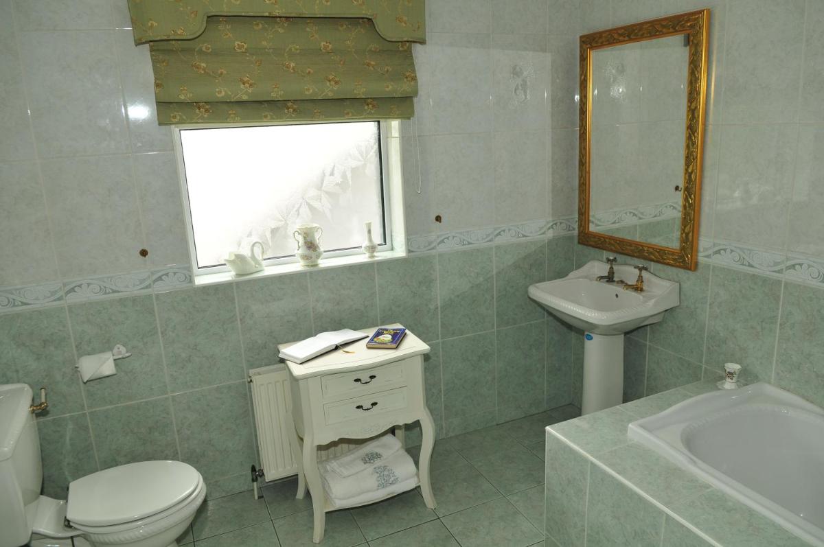 Single Room with Shared Bathroom photo 1