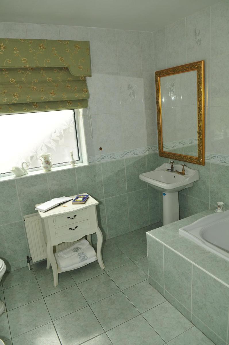Double Room with Shared Bathroom photo 3
