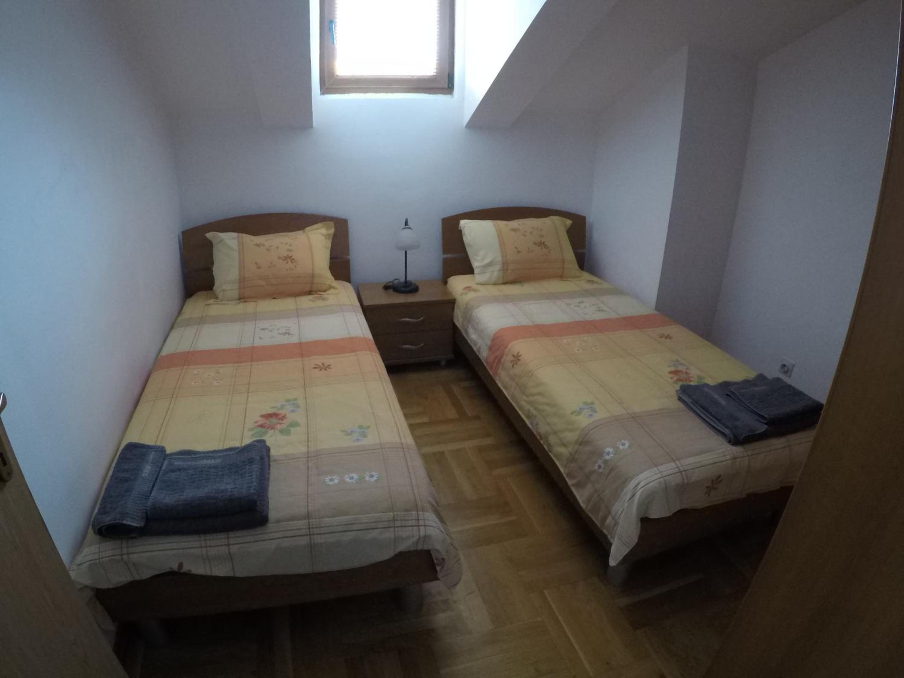 One-Bedroom Apartment with Balcony and Mountain View   photo 2