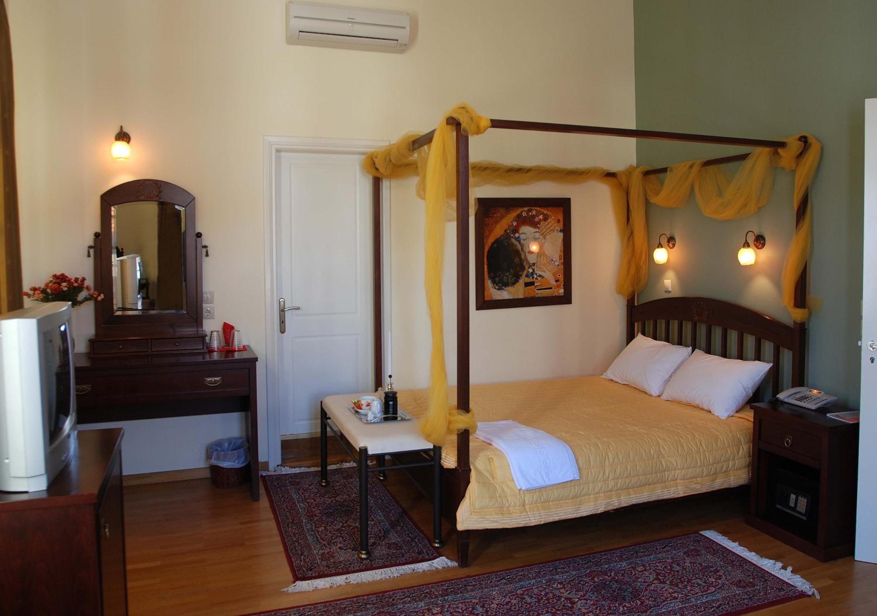 Suite with Spa Bath photo 2