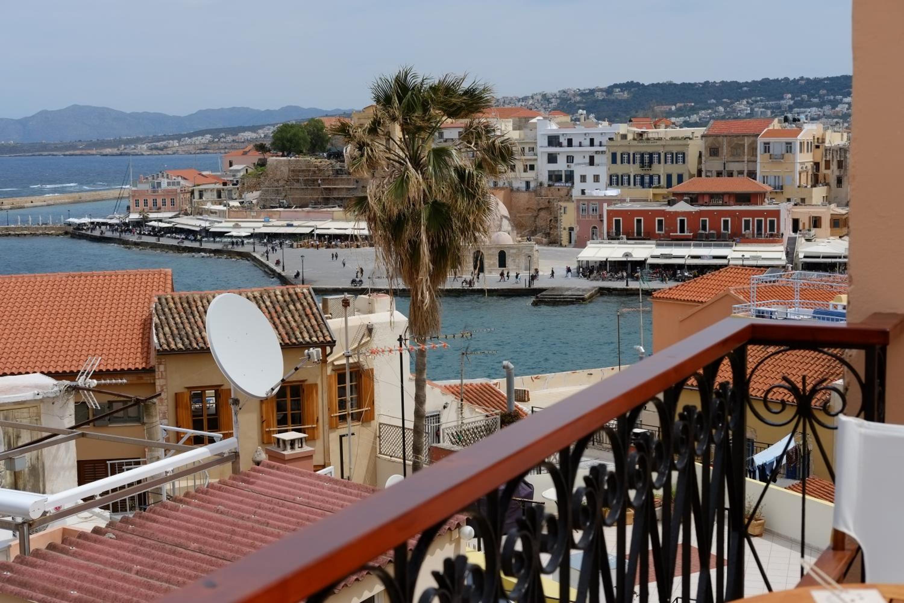 Studio with Private Balcony and Sea View - Photo 32