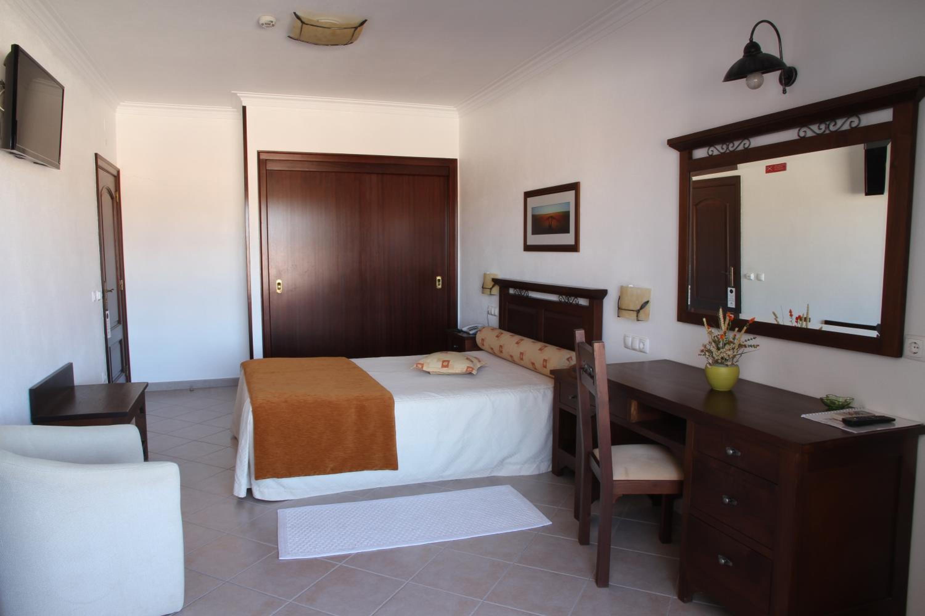 Deluxe Double or Twin Room - Photo 5