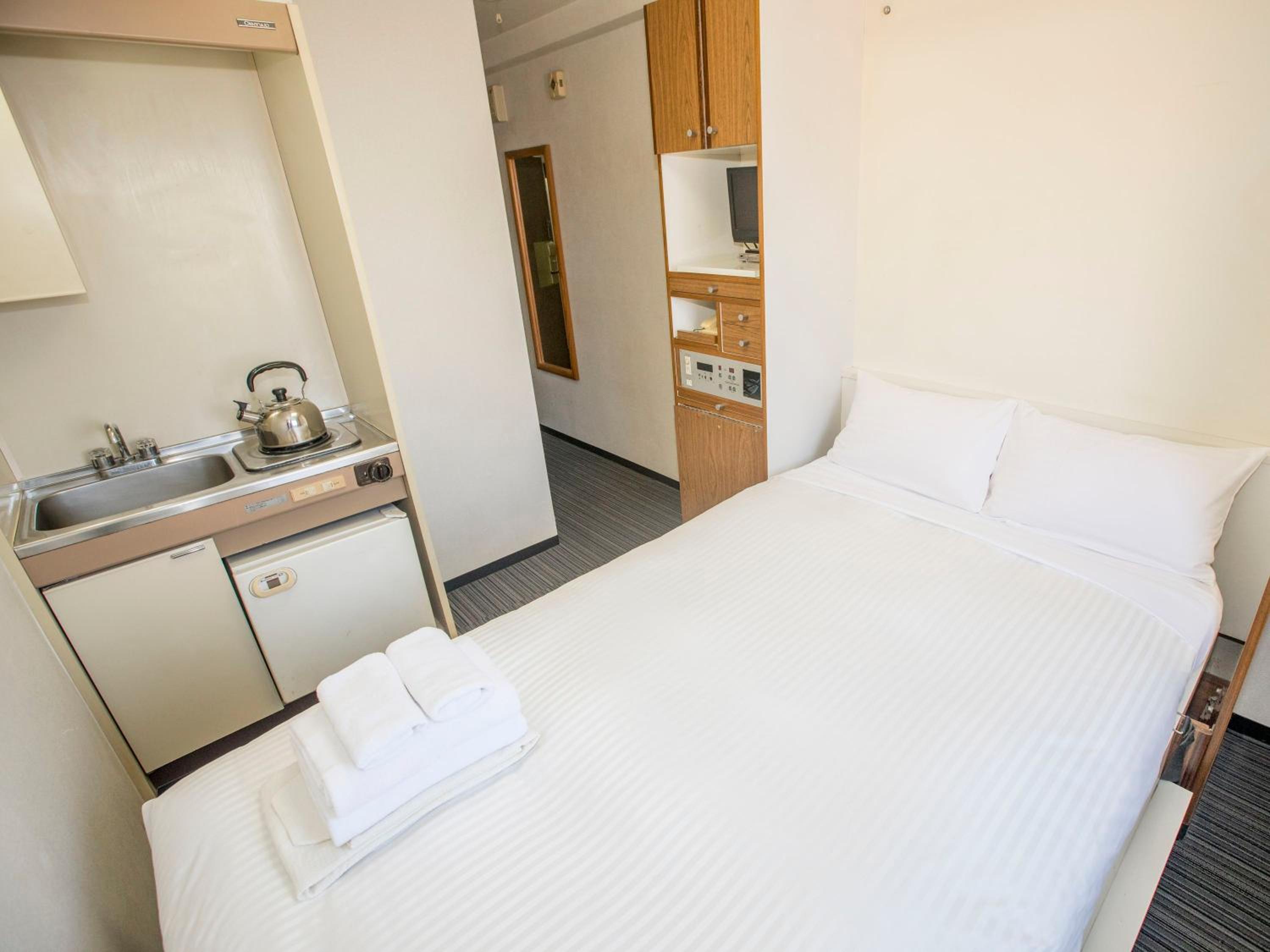 Economy Double Room with Small Double Bed - Smoking - House Keeping is Optional with Additional Cost photo 3