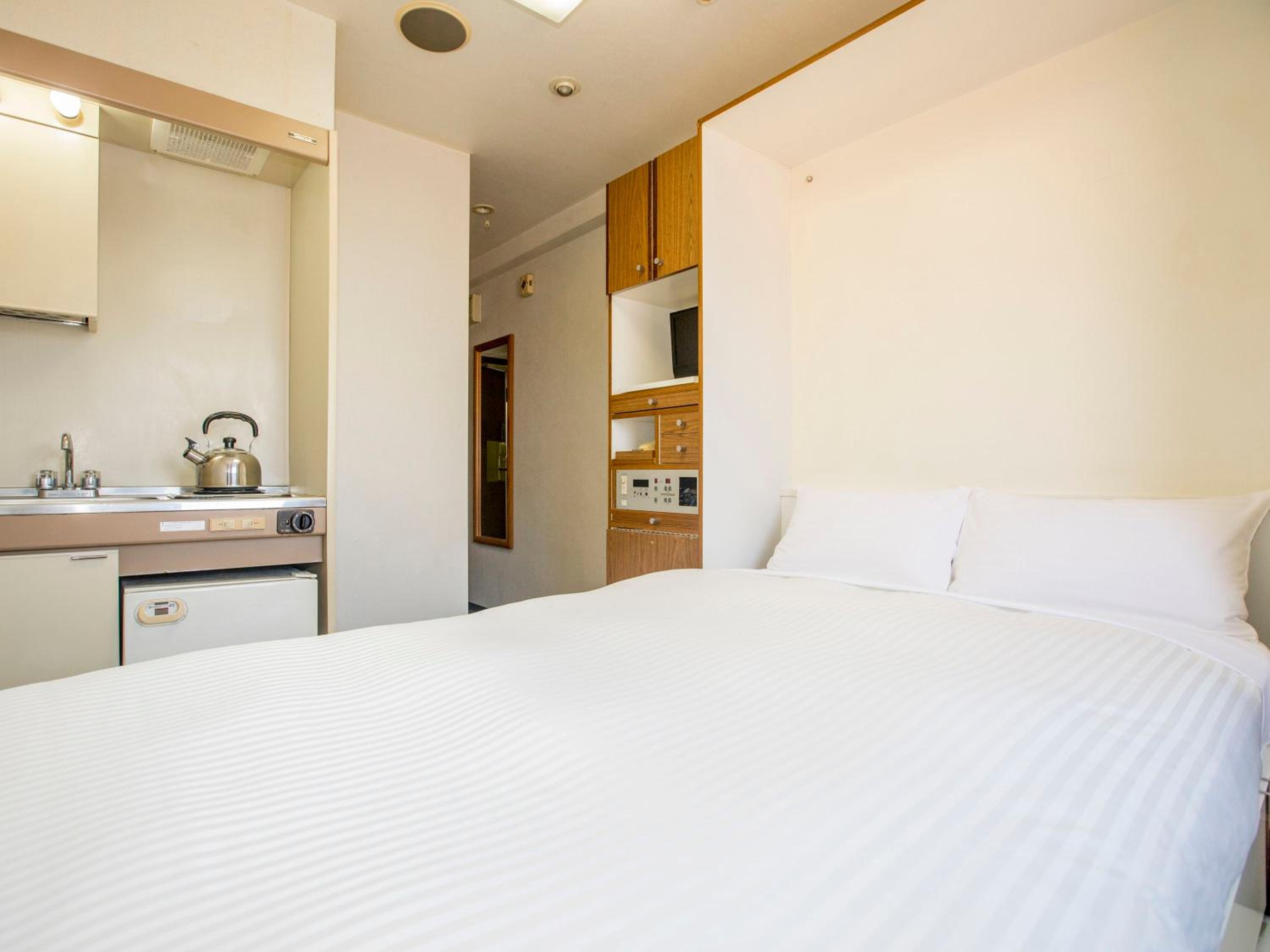 Economy Double Room with Small Double Bed - Smoking - House Keeping is Optional with Additional Cost photo 2
