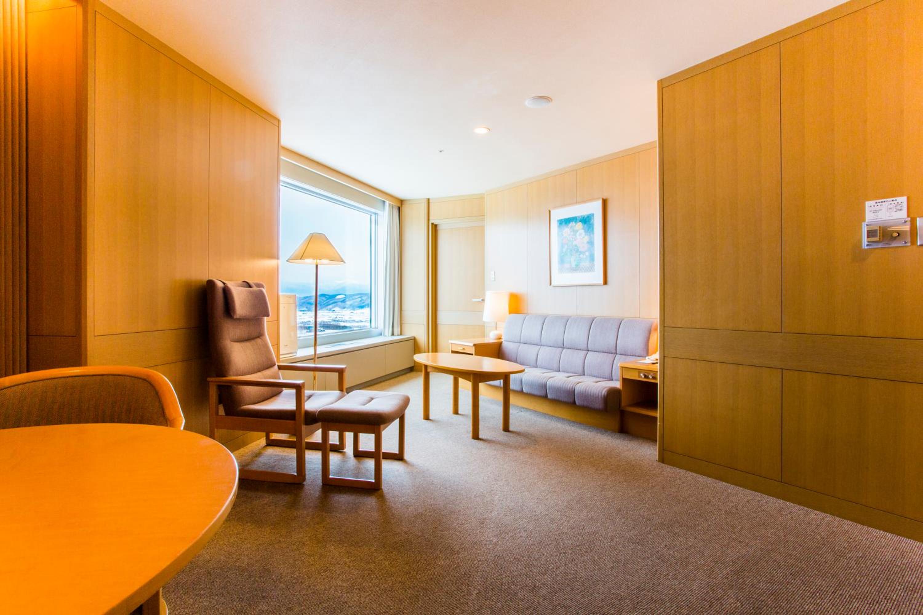 Corner Suite - Non-Smoking - Photo 4