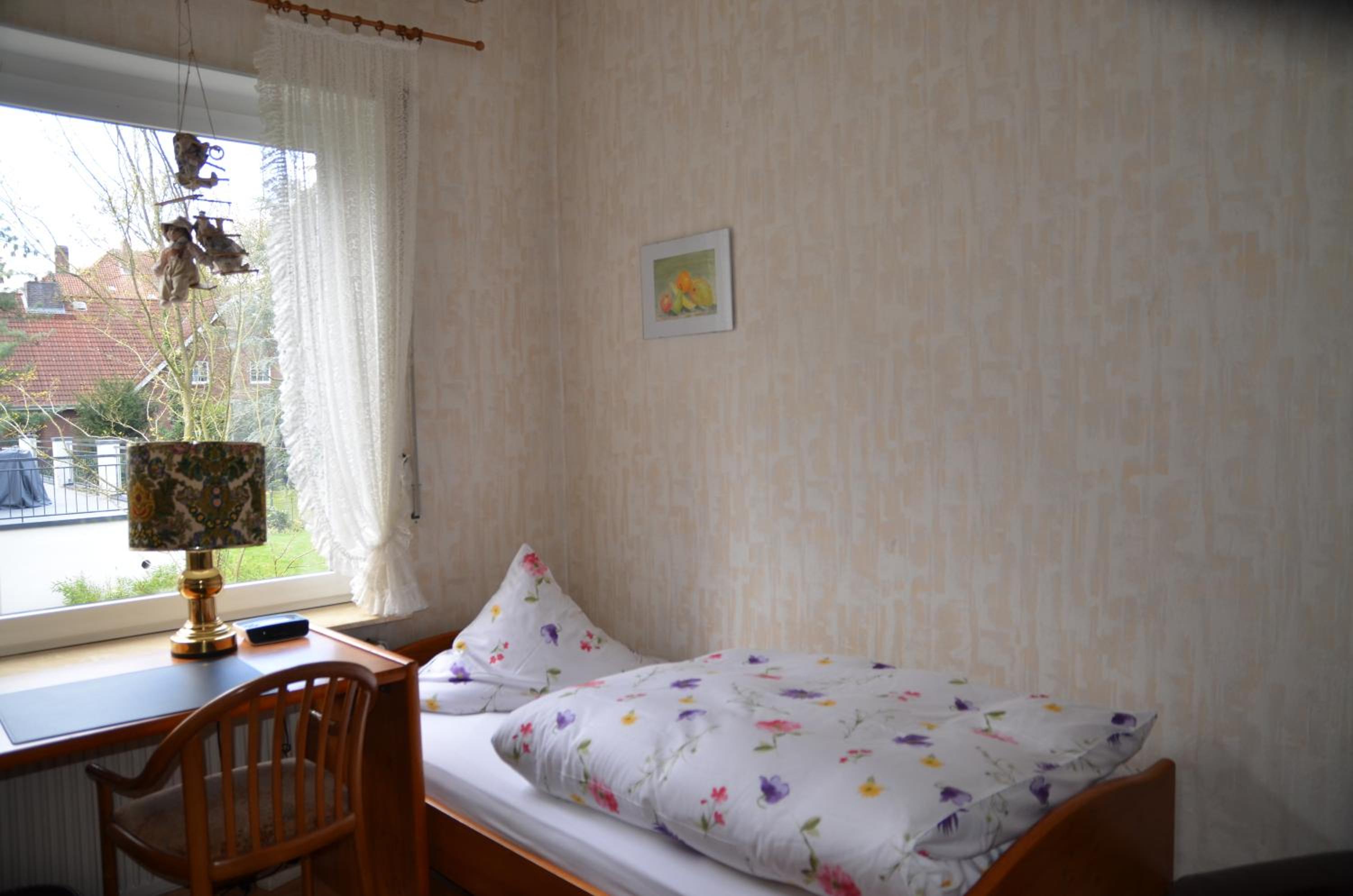 Single Room with toilet and shared bathroom