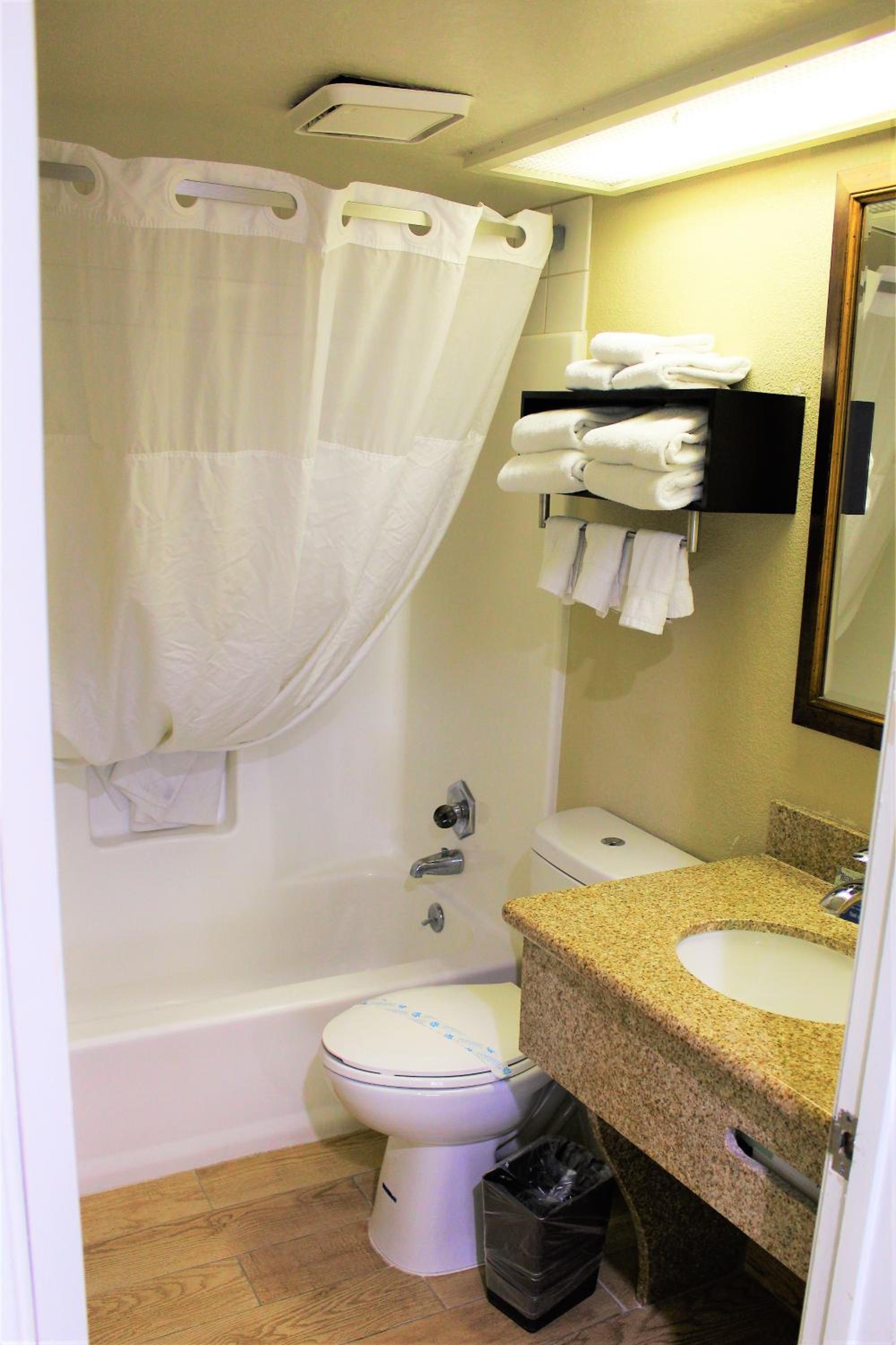 Business Room with Three Double Beds and Partial Ocean View - Non-Smoking photo 2