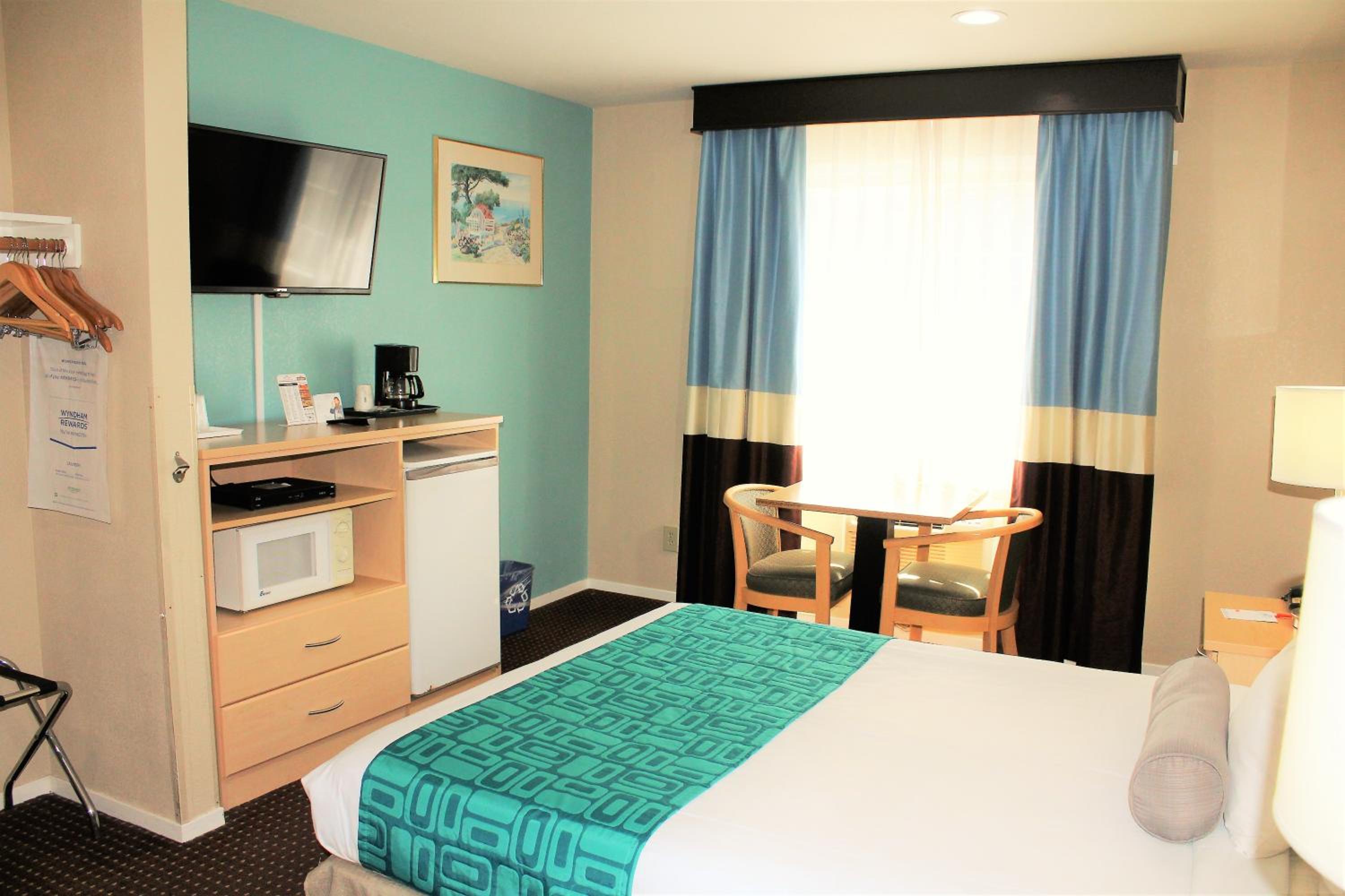 Queen Room - Non-Smoking photo 3