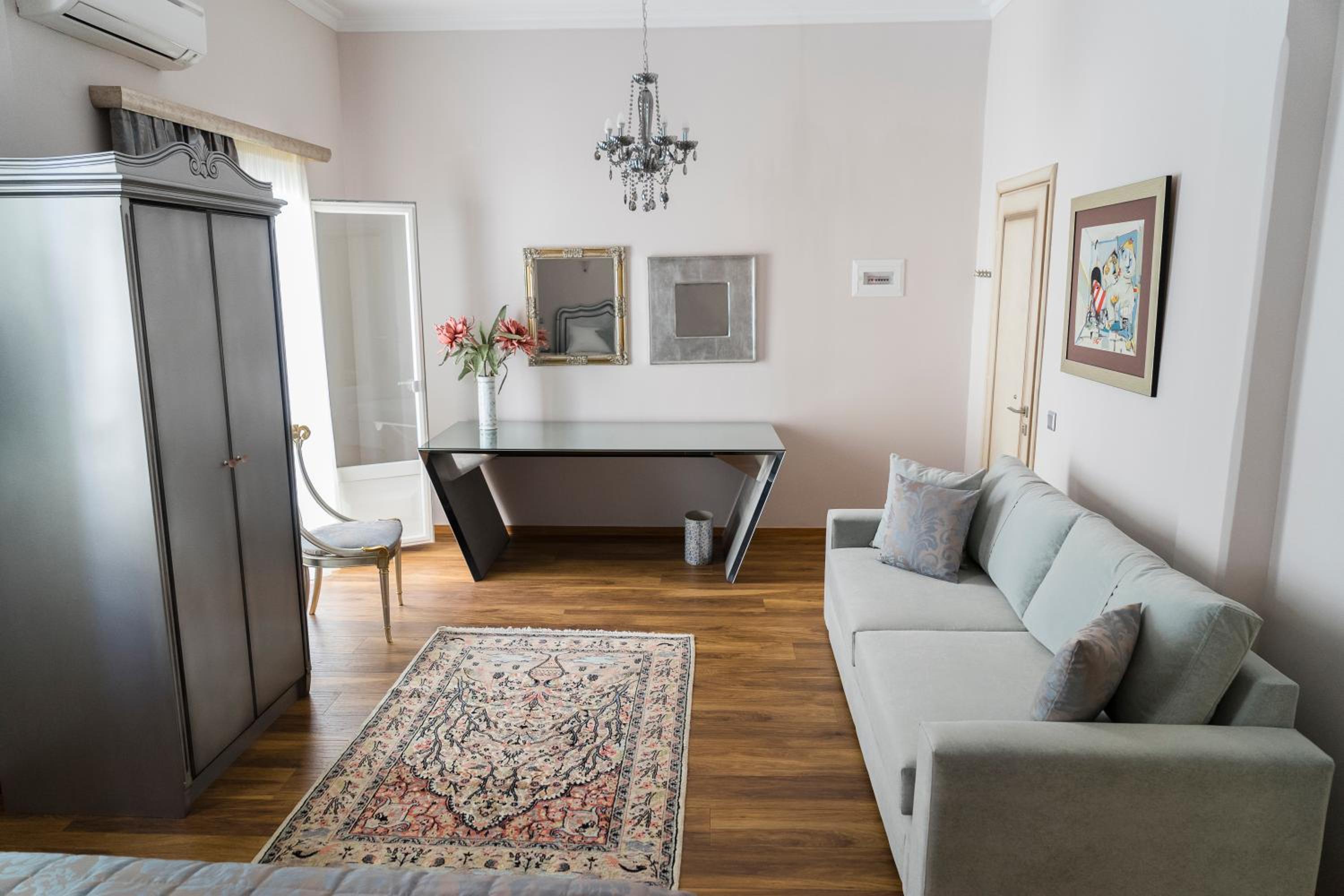 Executive Suite - Photo 8