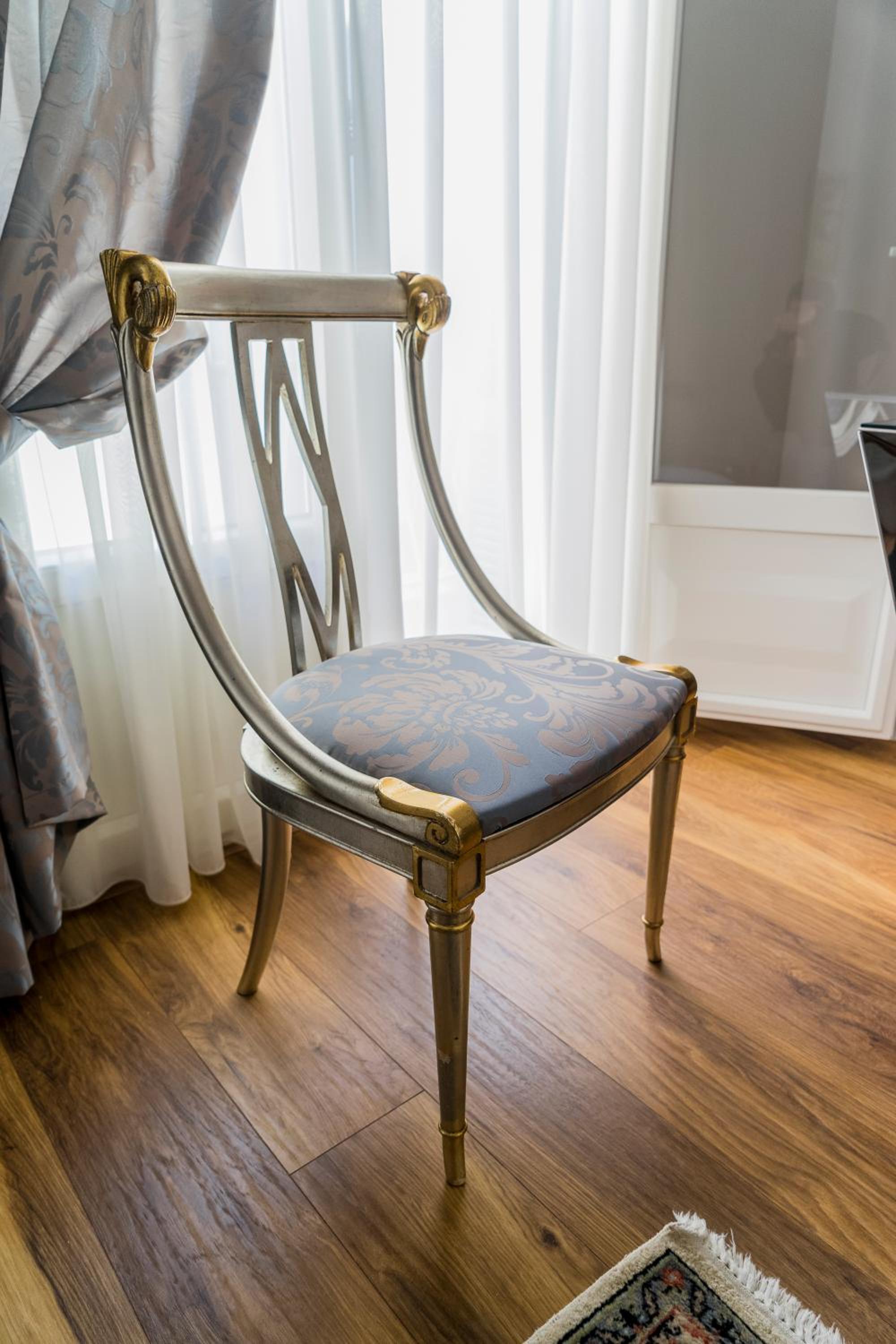Executive Suite - Photo 2