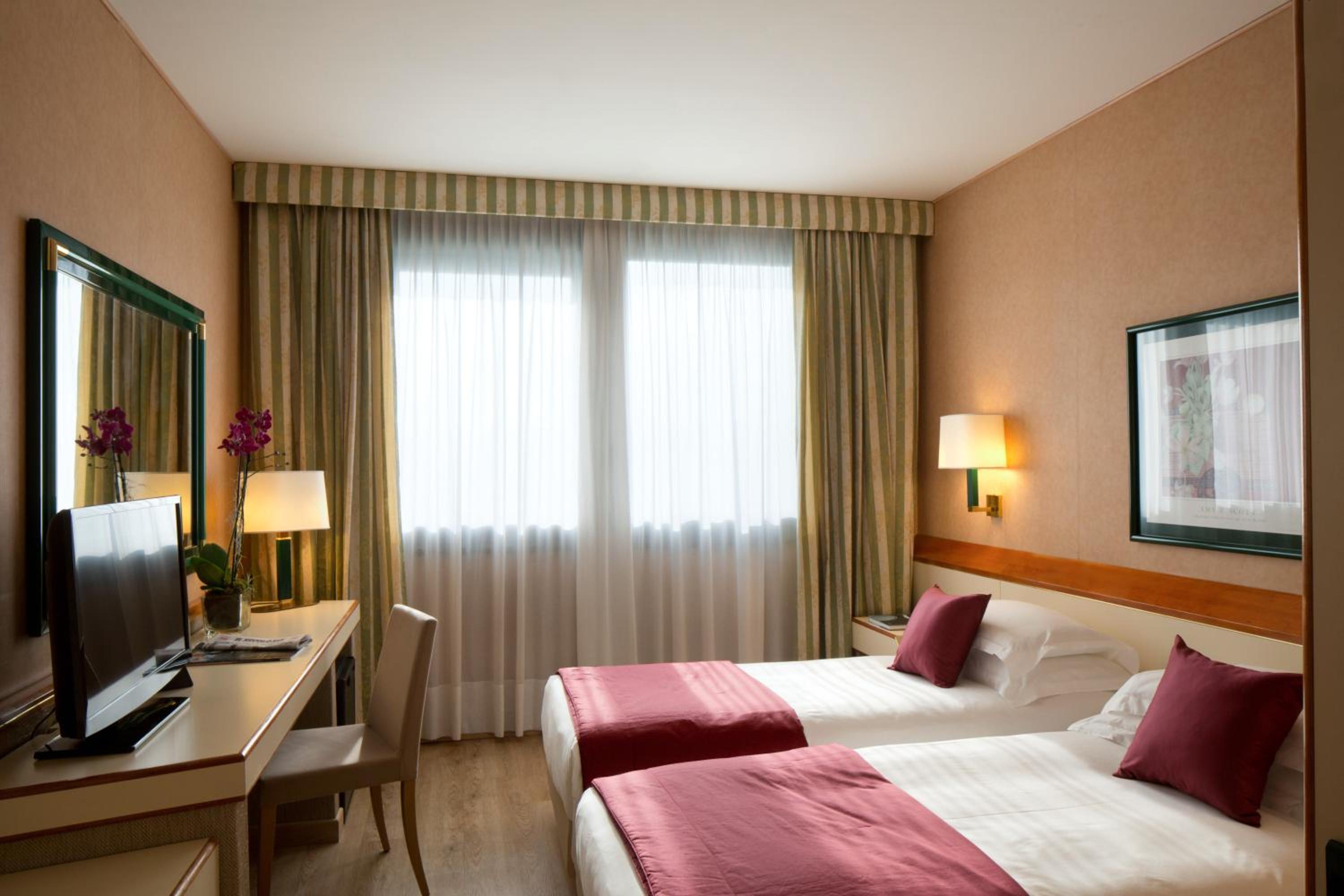 Relax in comfort with stylish twin beds!