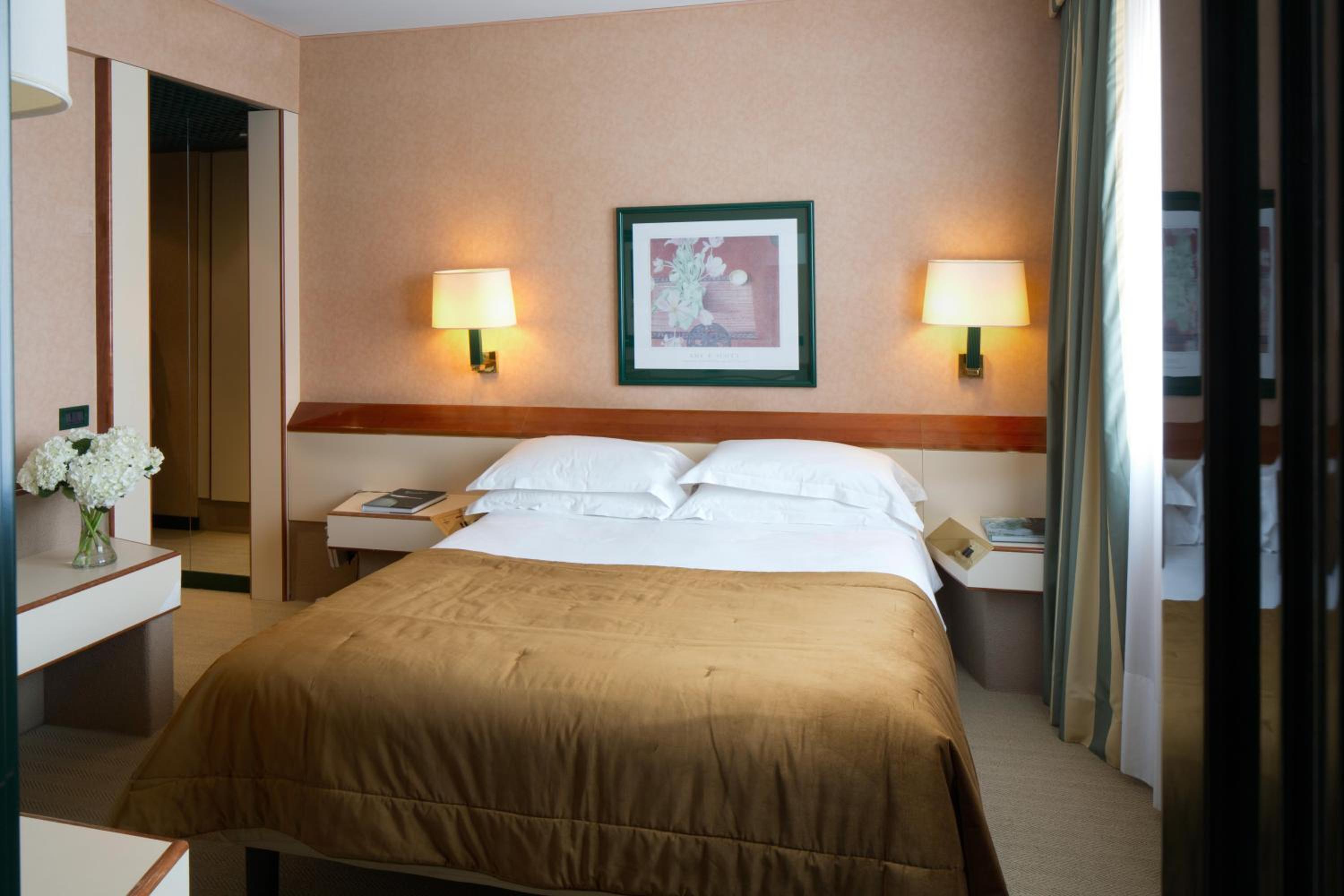 Relax in comfort and style in this cozy room.