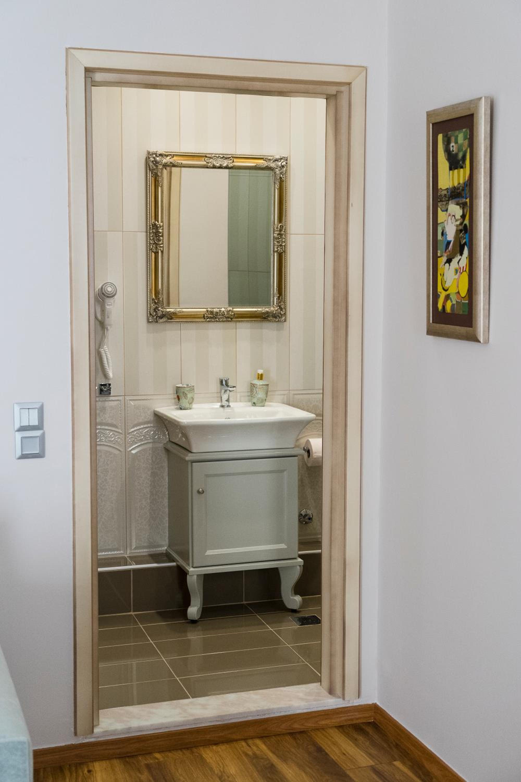 Executive Suite - Photo 7