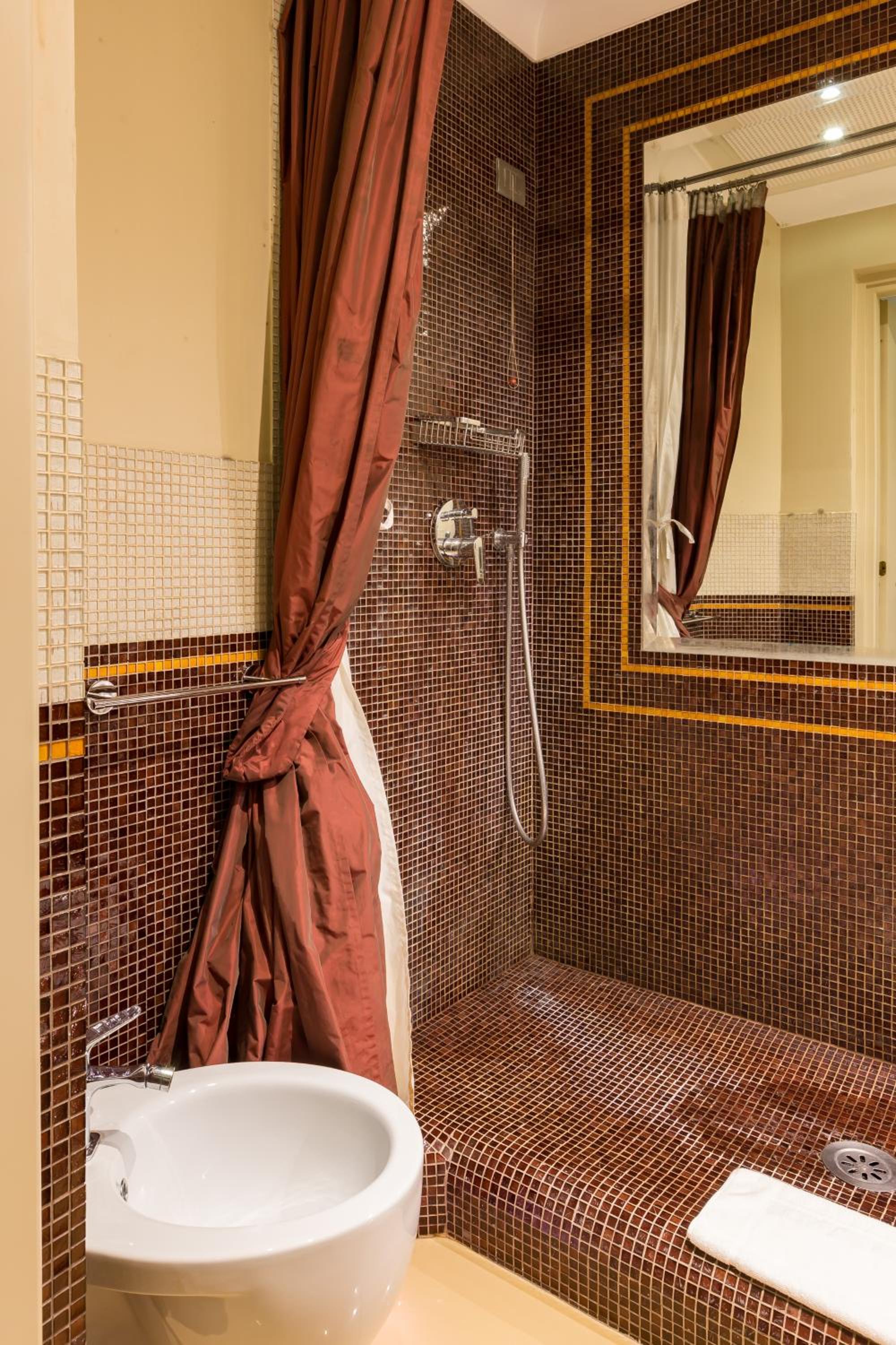 Double Room with Private External Bathroom photo 2
