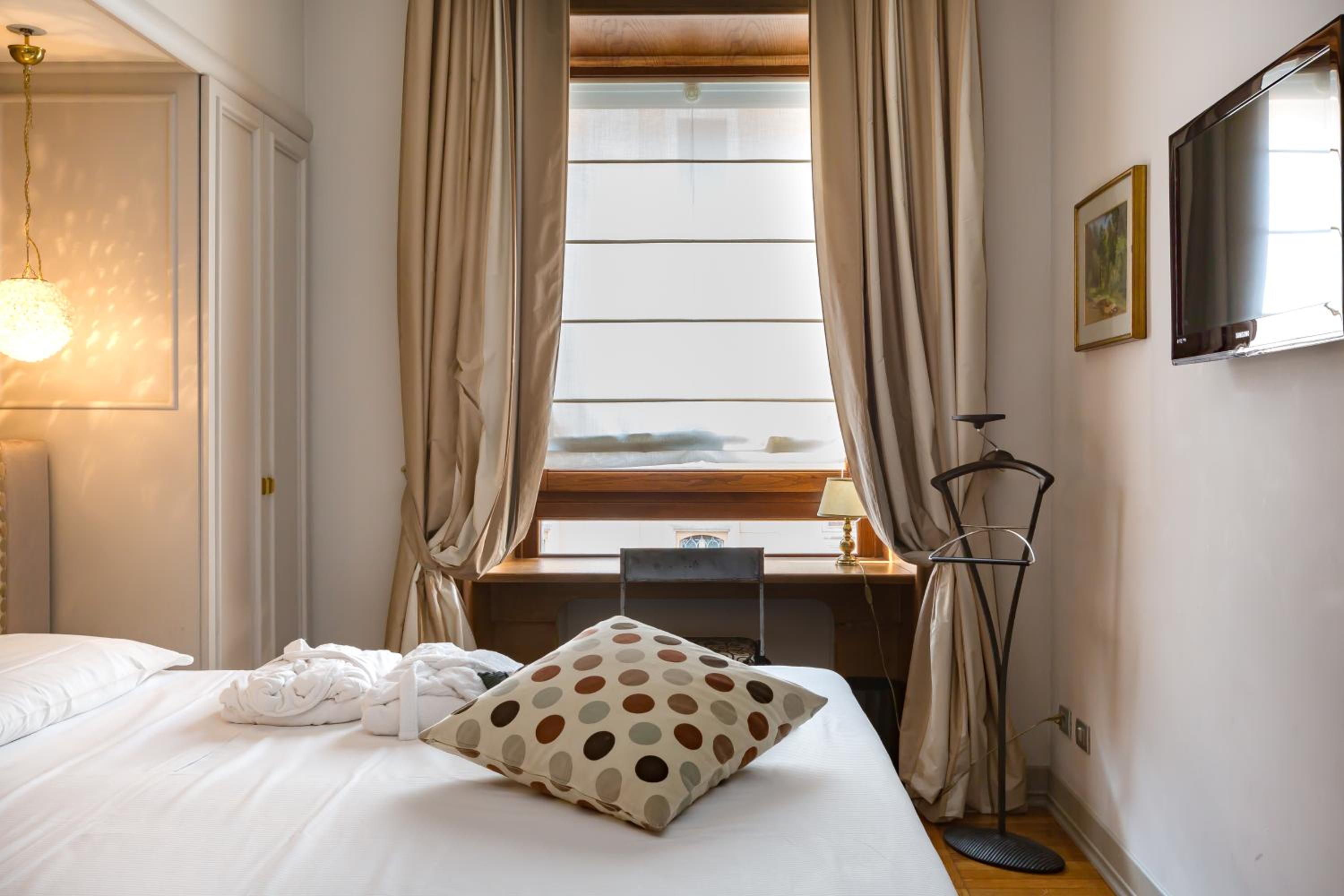 Double Room with Private External Bathroom photo 2