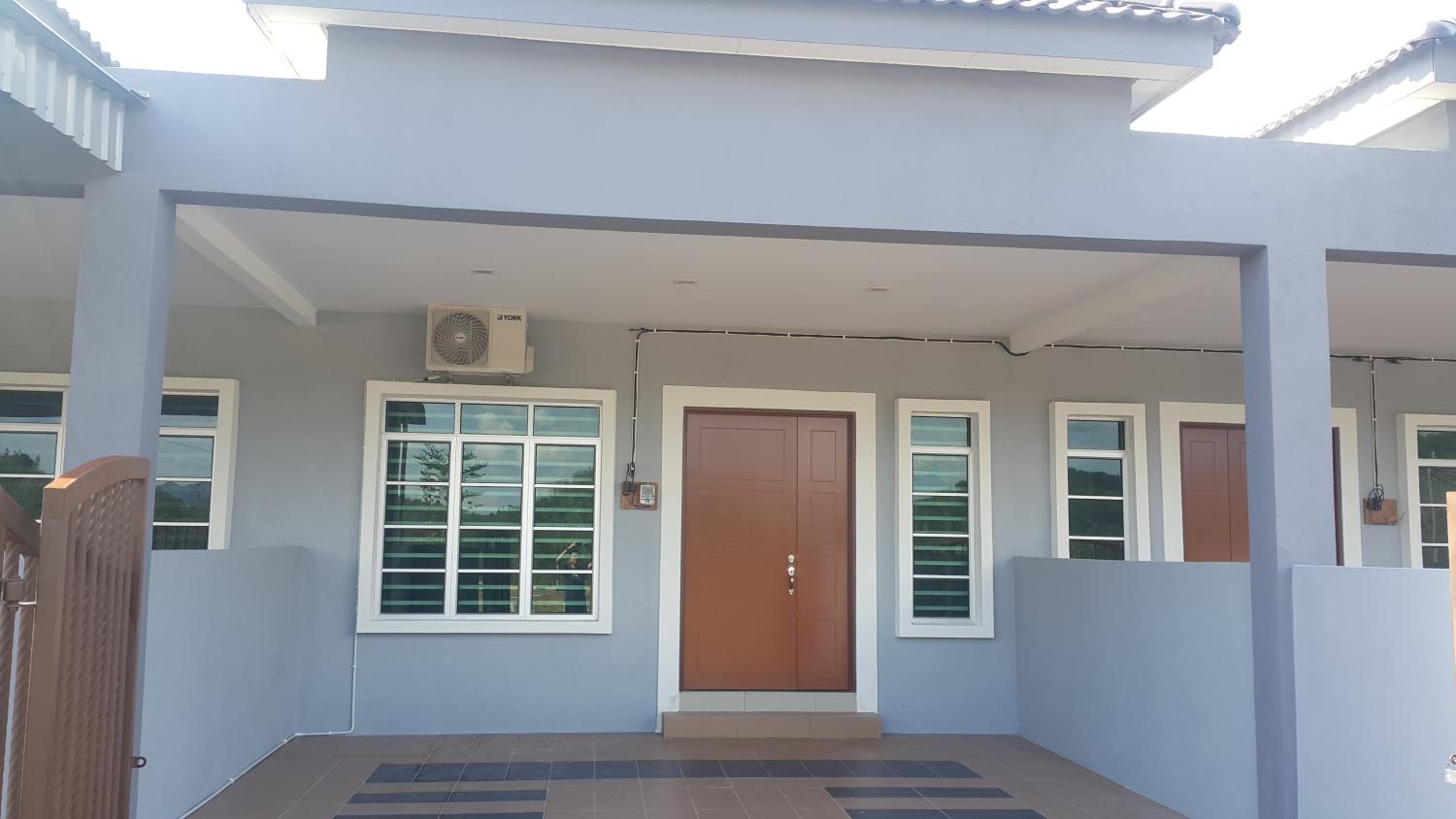 Three-Bedroom House photo 3
