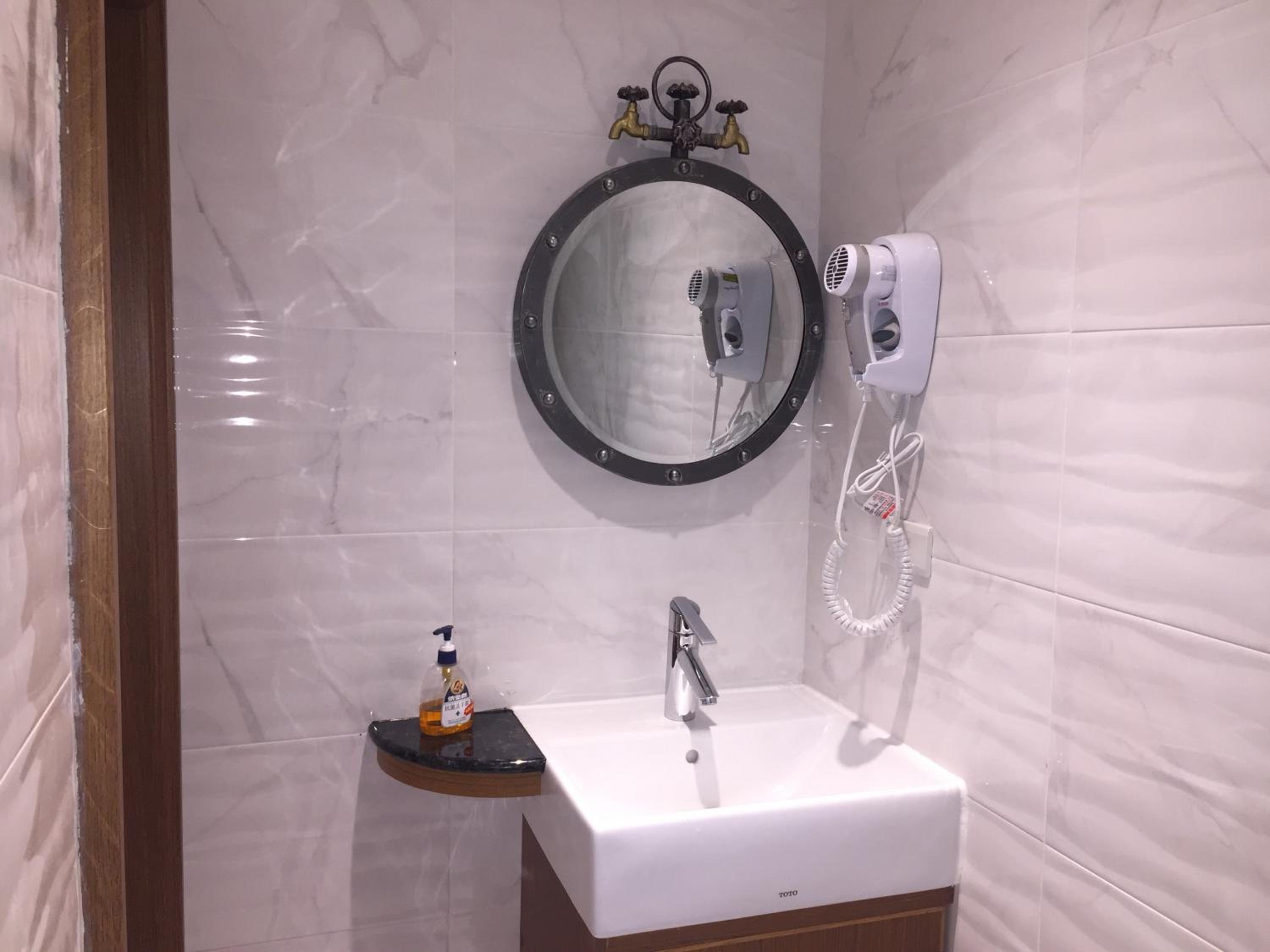 Single Bed in Dormitory Room with Shared Bathroom photo 3