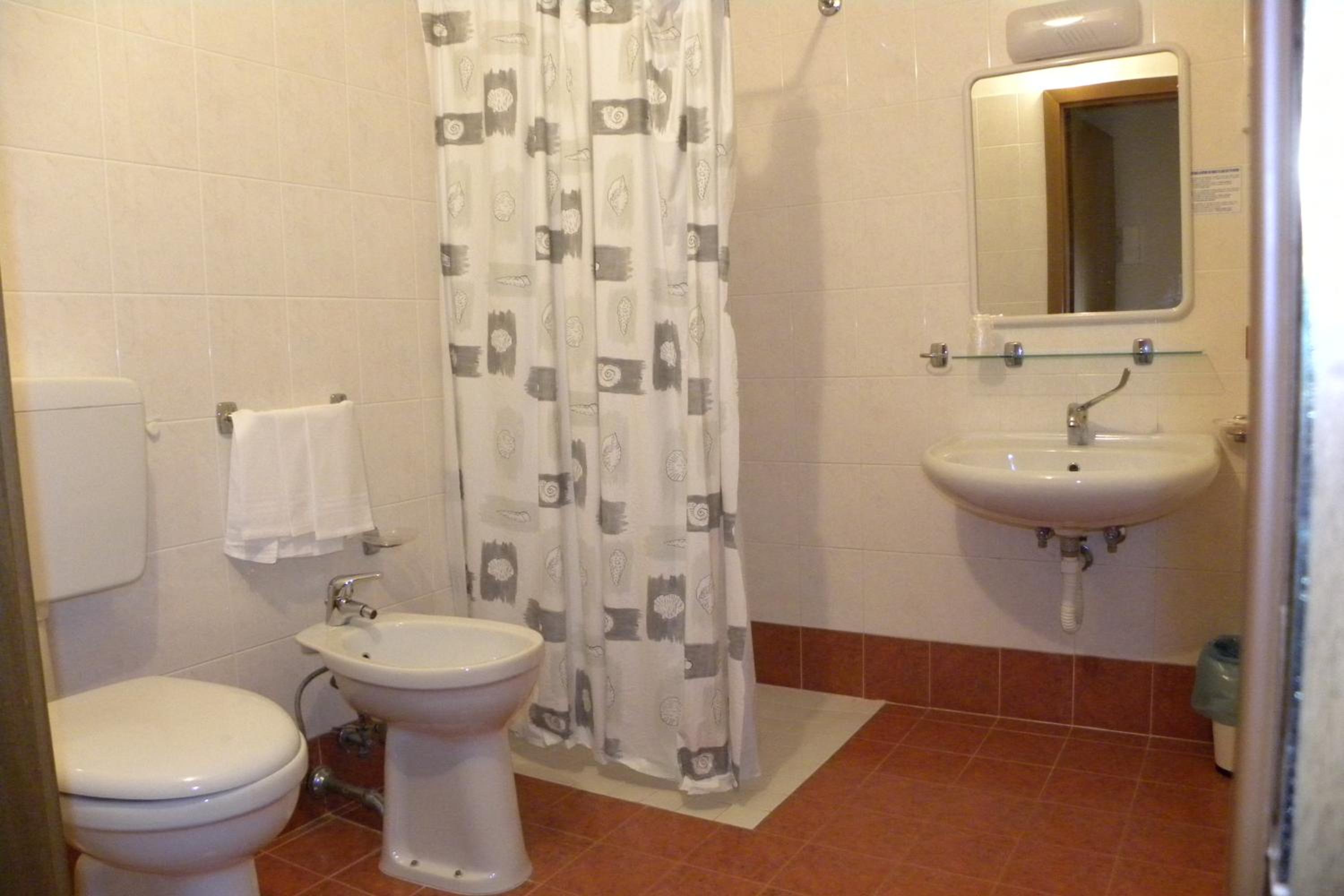 Quadruple Room with Balcony - Photo 5