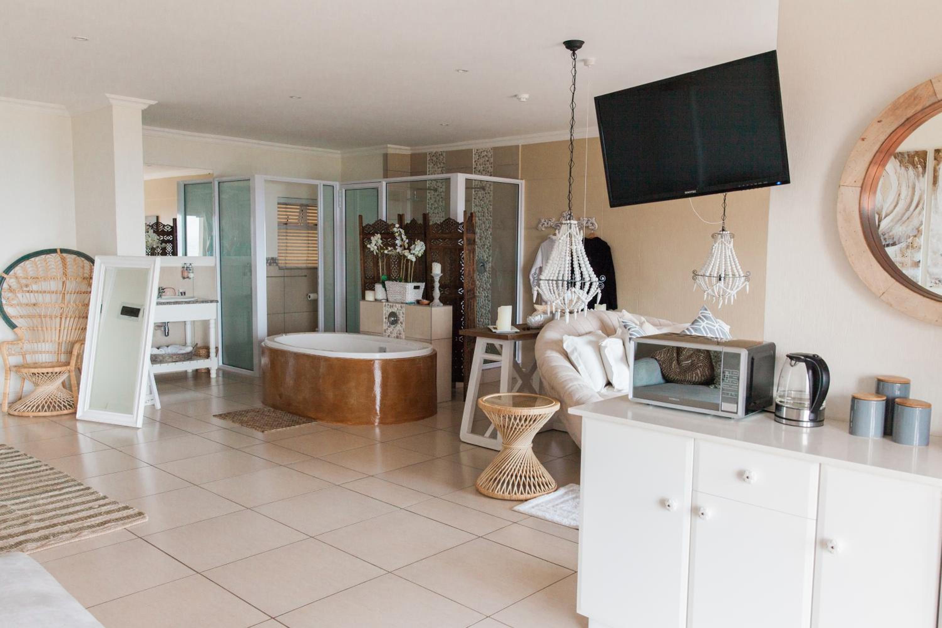 Honeymoon Suite - Photo 14