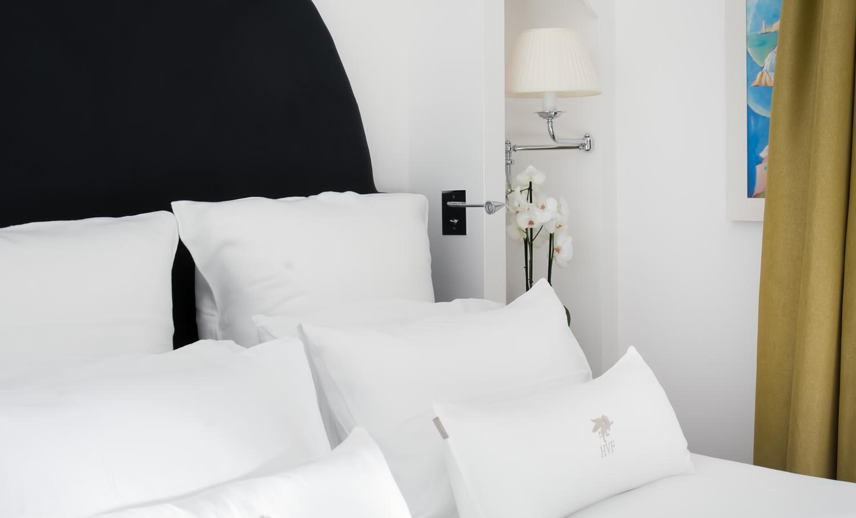 Standard Double Room with Partial Town View - Photo 4
