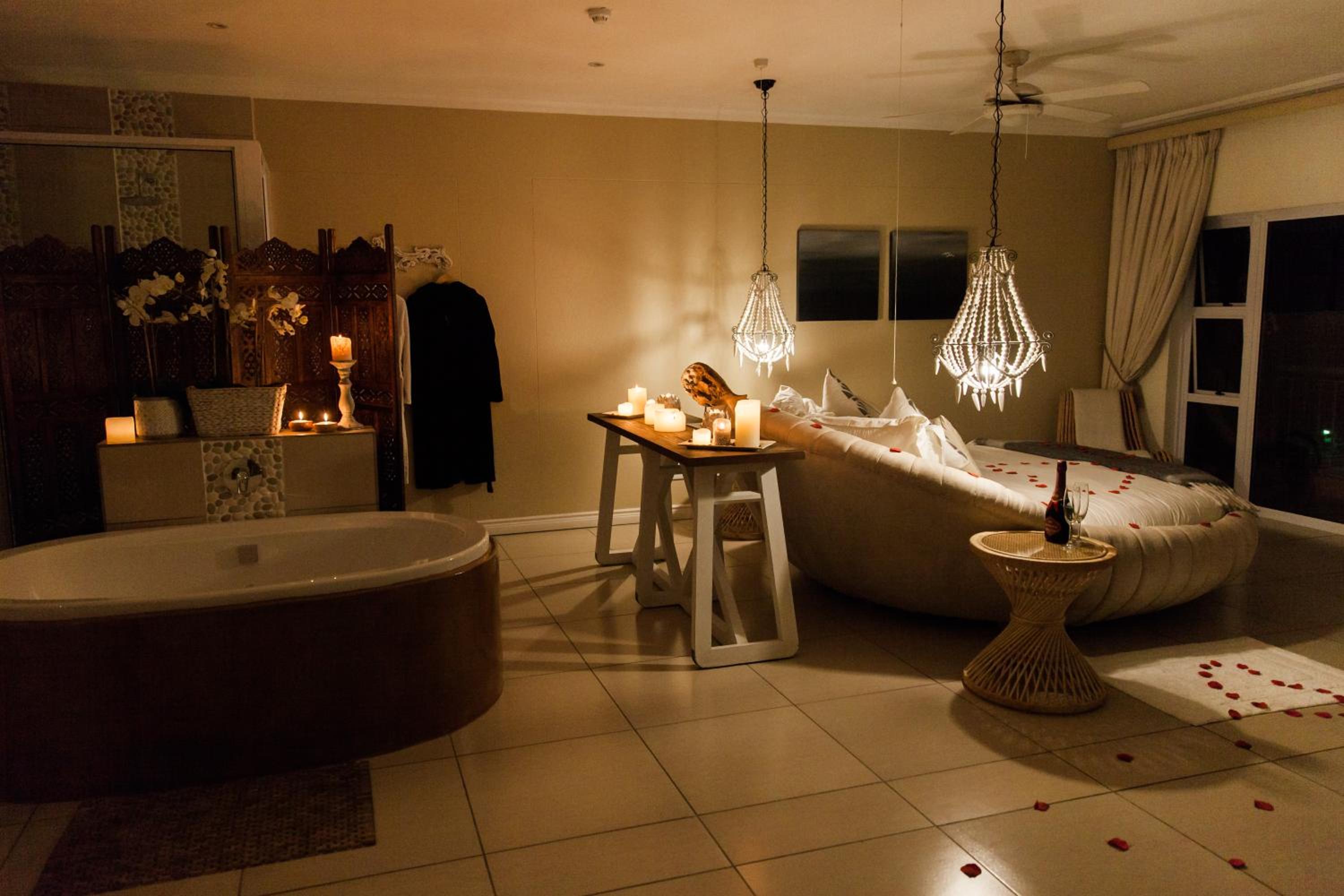 Honeymoon Suite - Photo 10