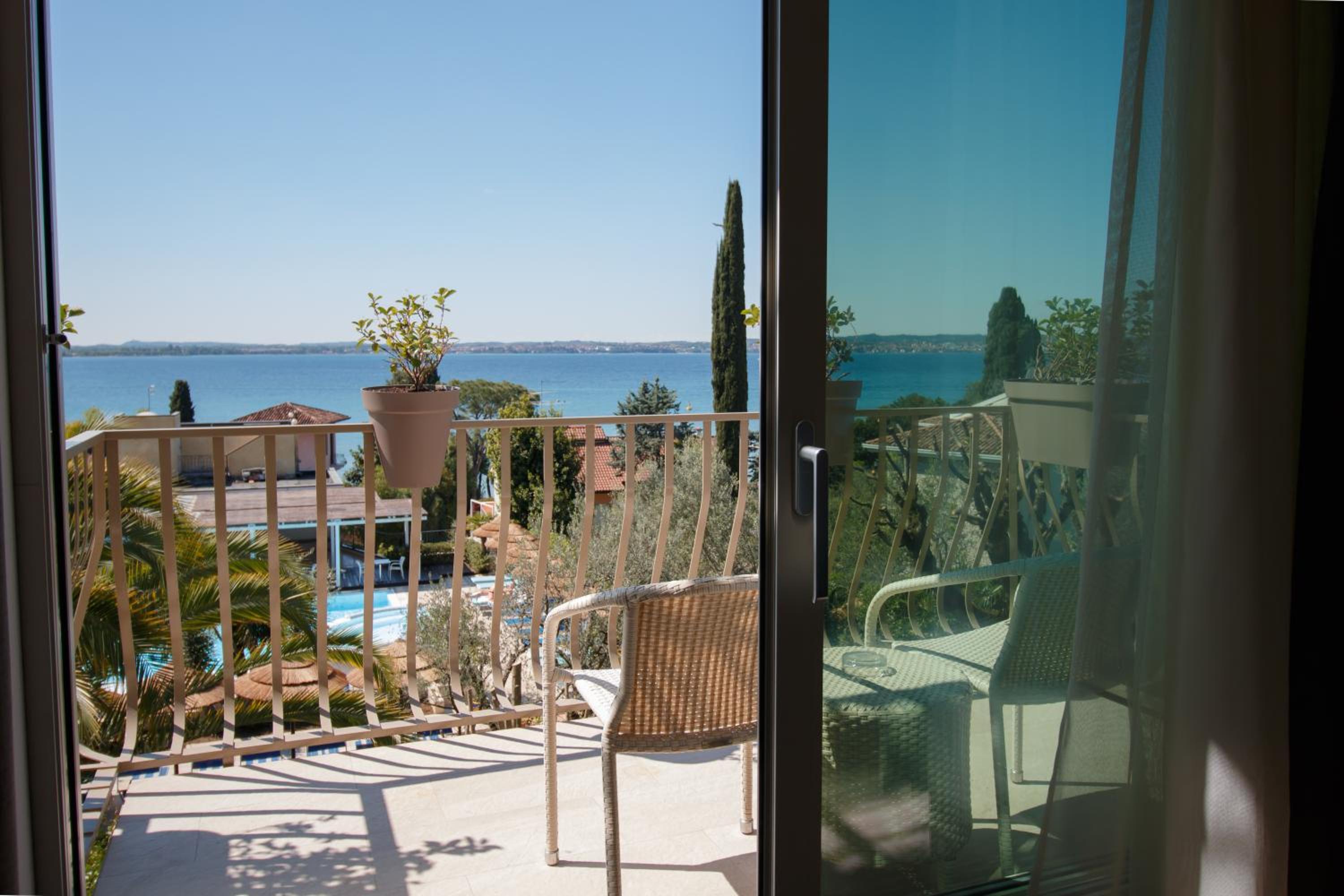 Superior Double Room with Lake View - Photo 2