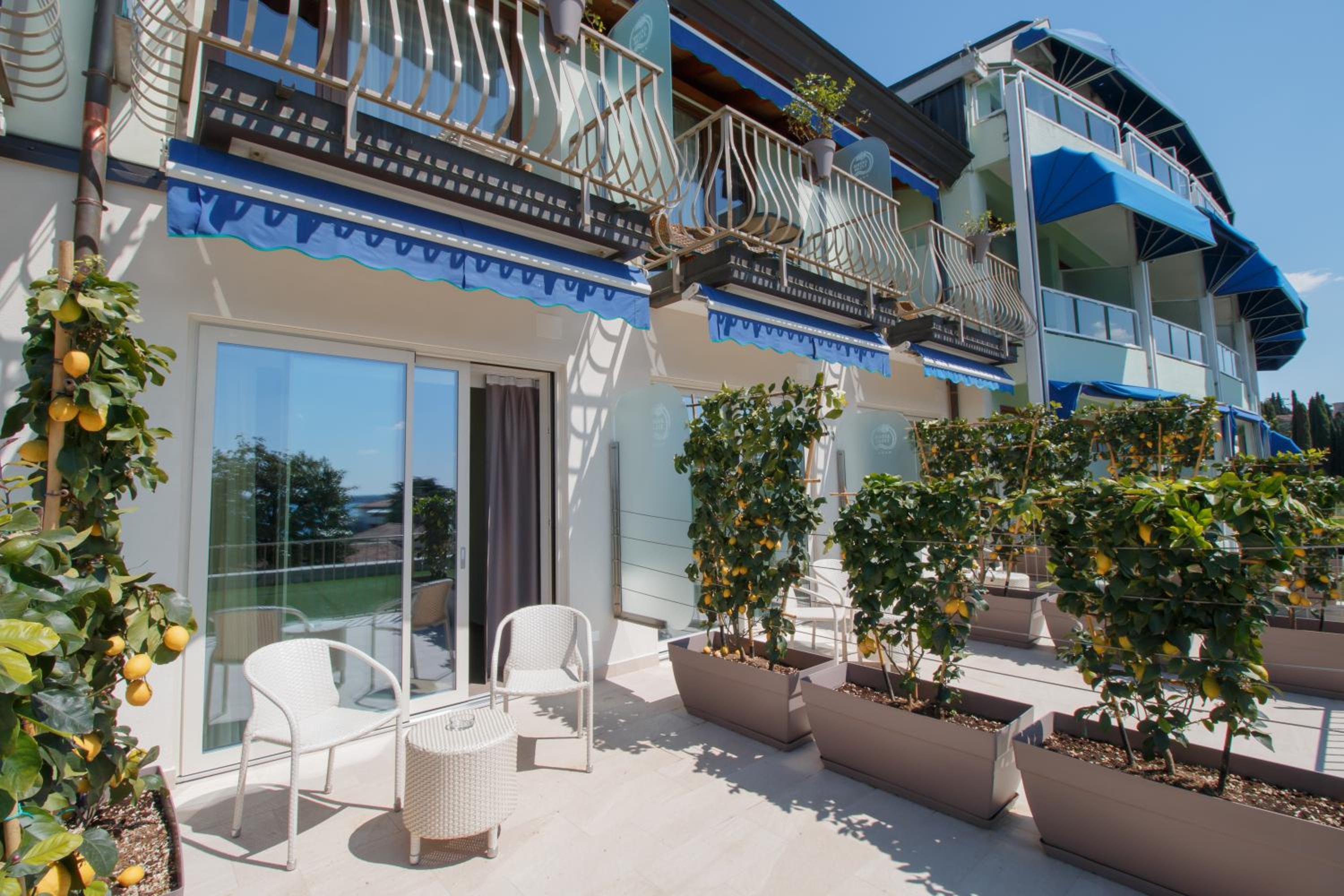 Superior Double Room with Lake View - Photo 9