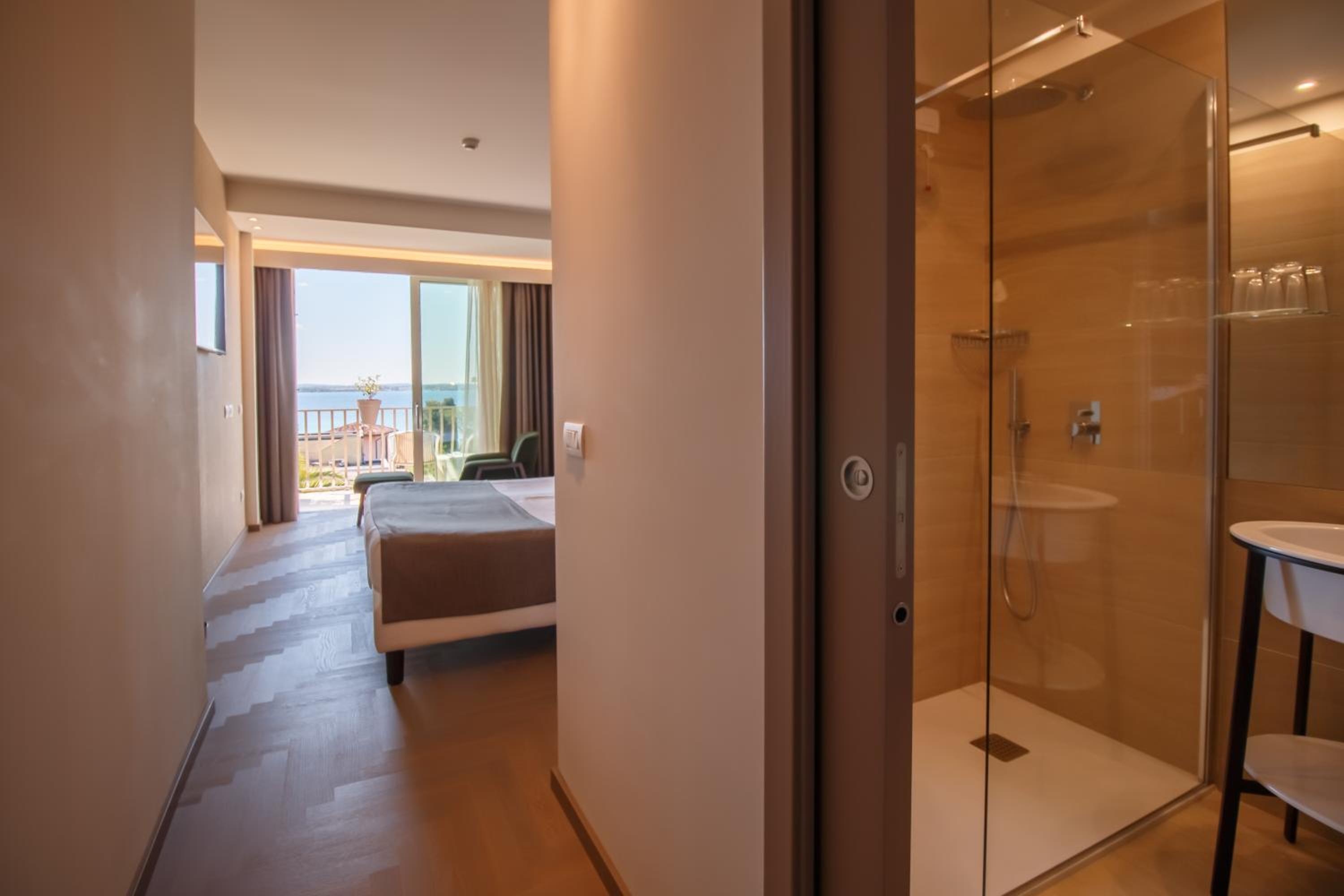 Superior Double Room with Lake View - Photo 10