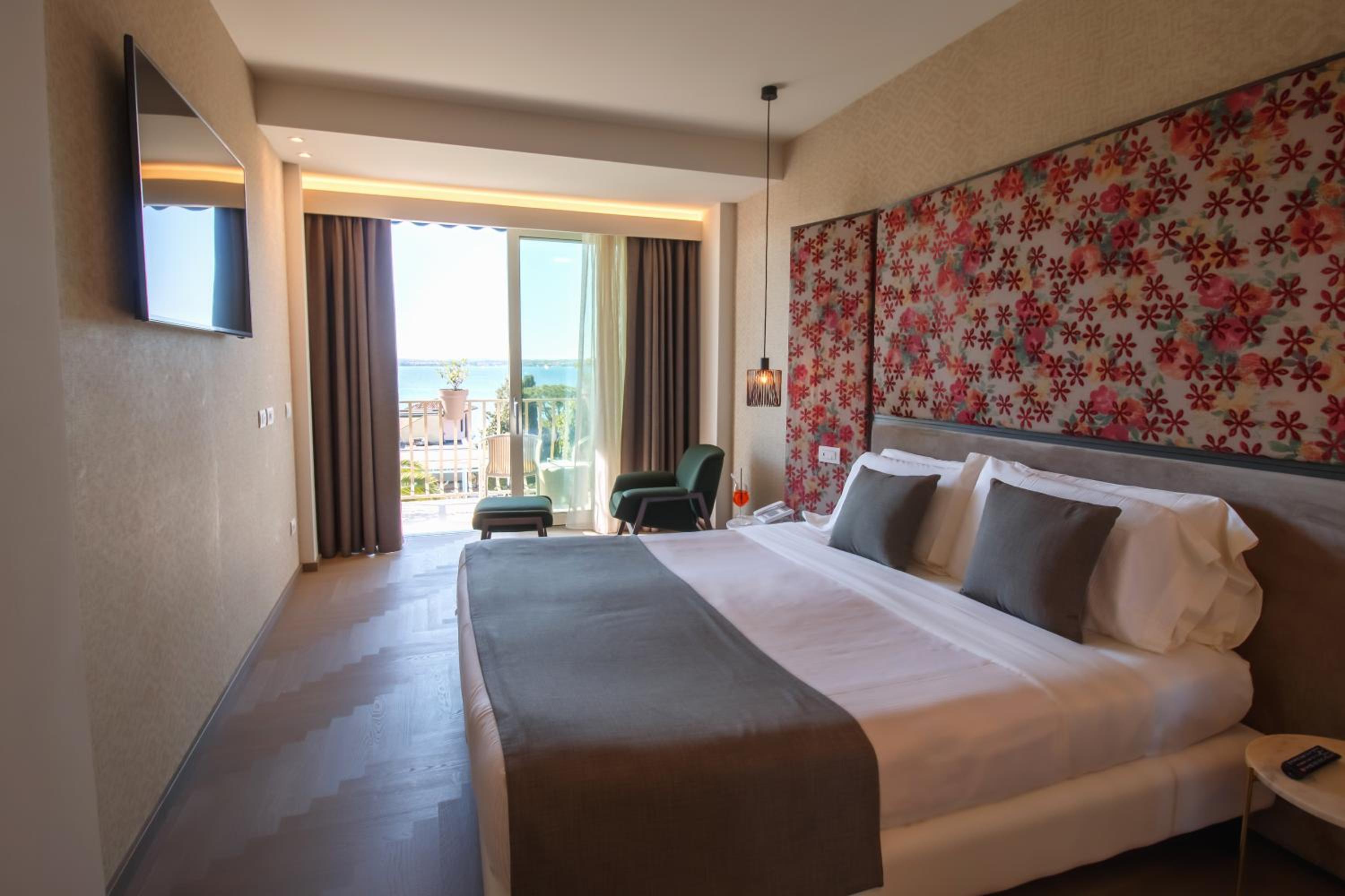 Superior Double Room with Lake View - Photo 1