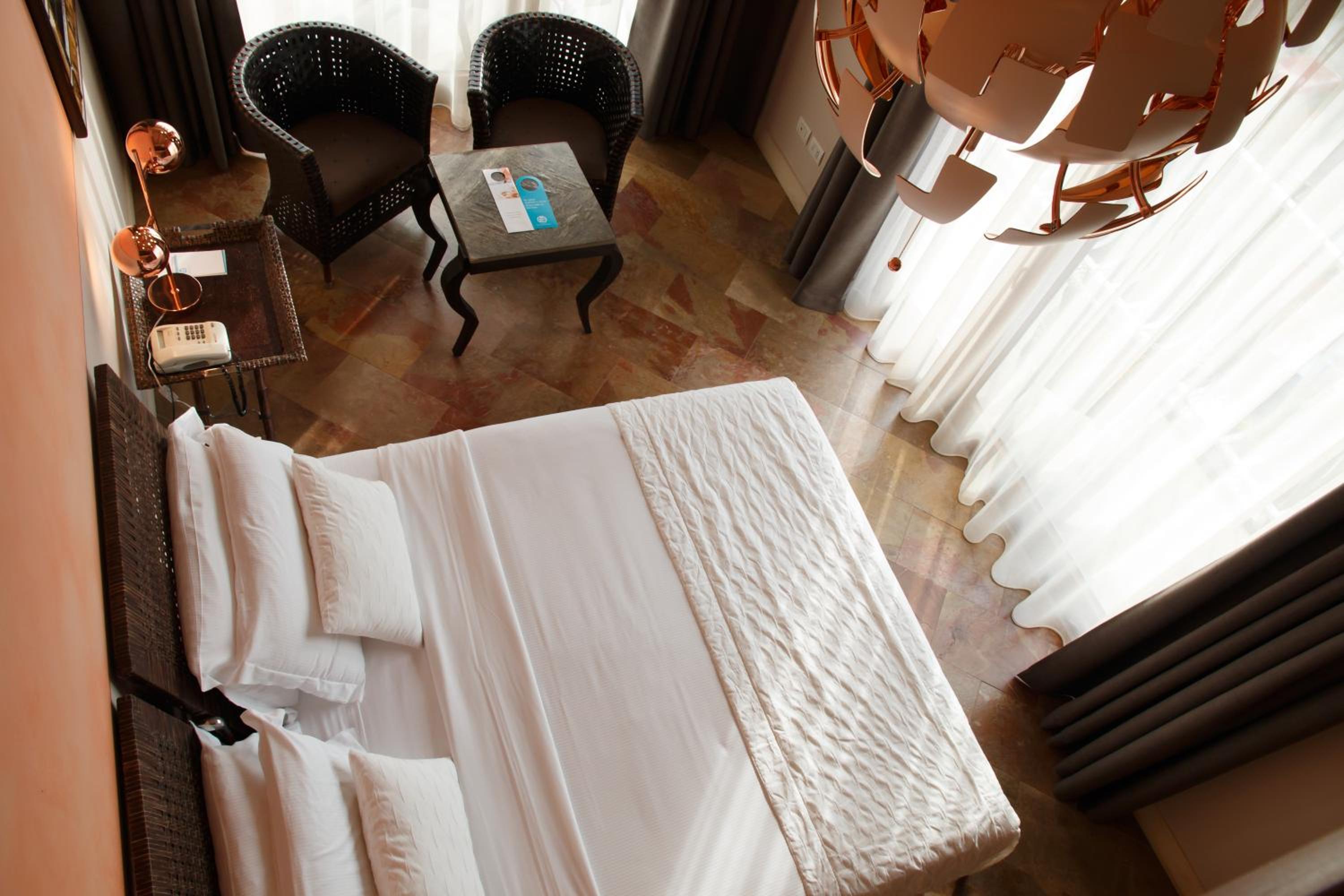 Deluxe Double Room with Lake View - Photo 12