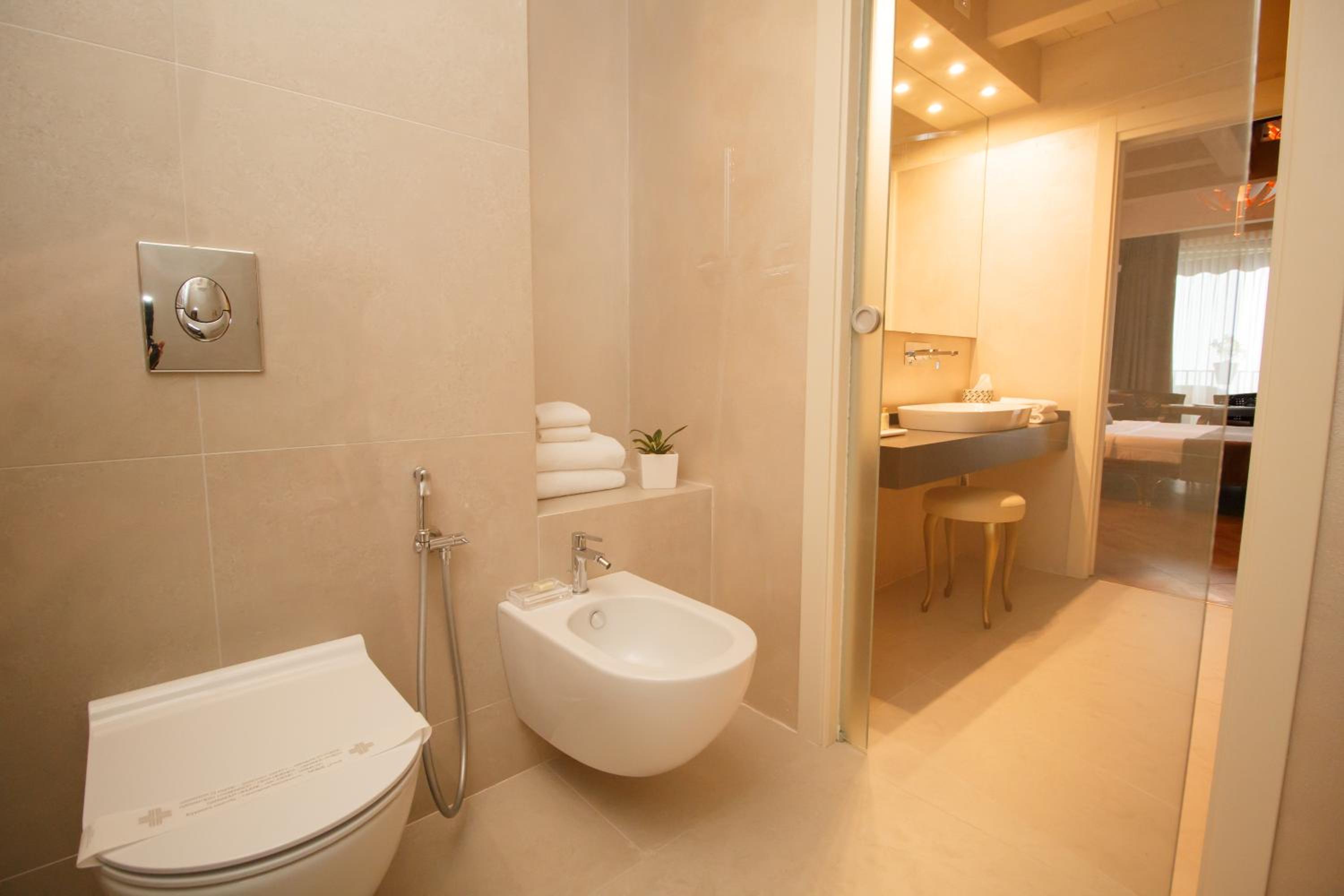 Deluxe Double Room with Lake View - Photo 5