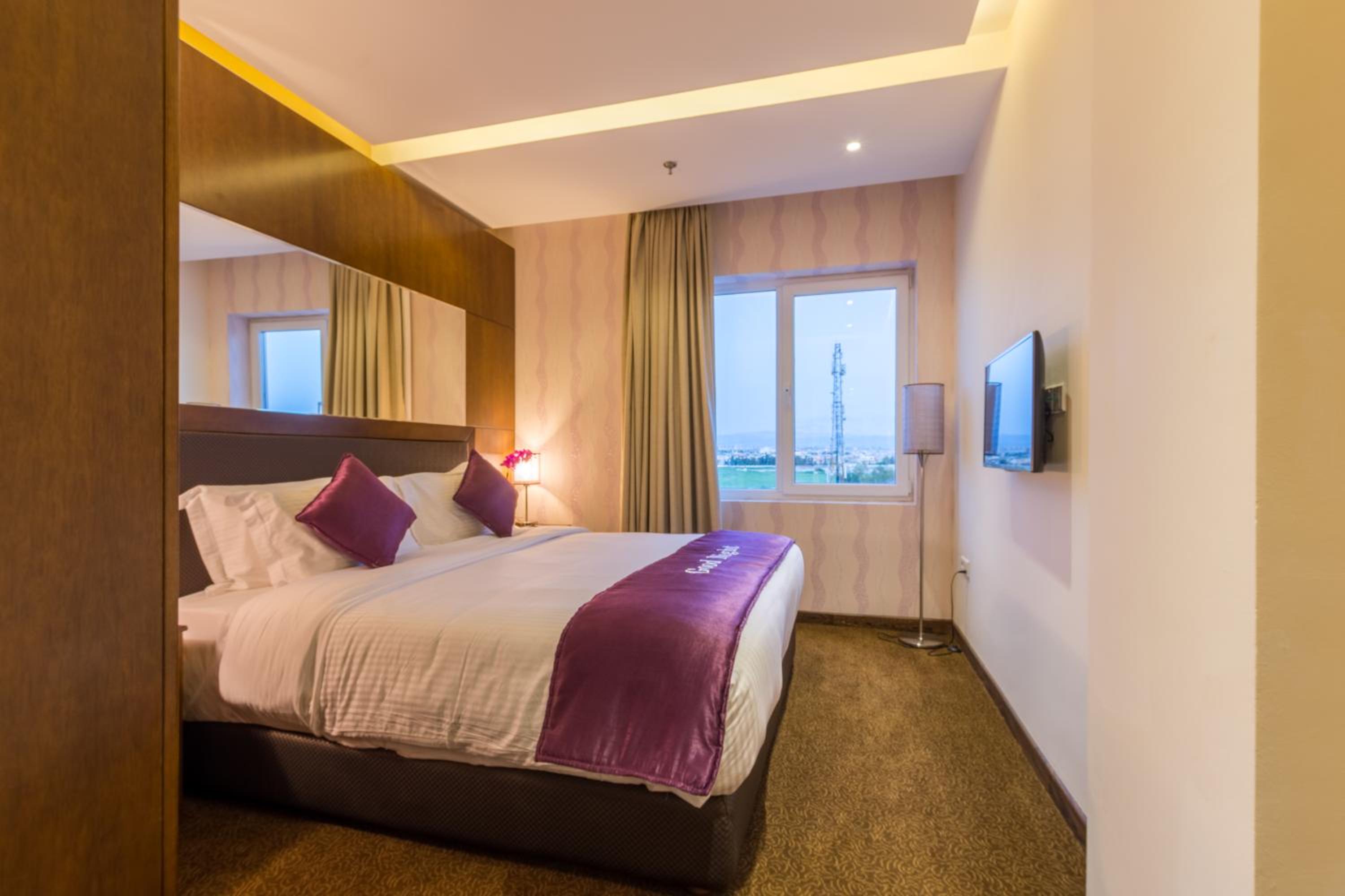 Executive Suite - Photo 2